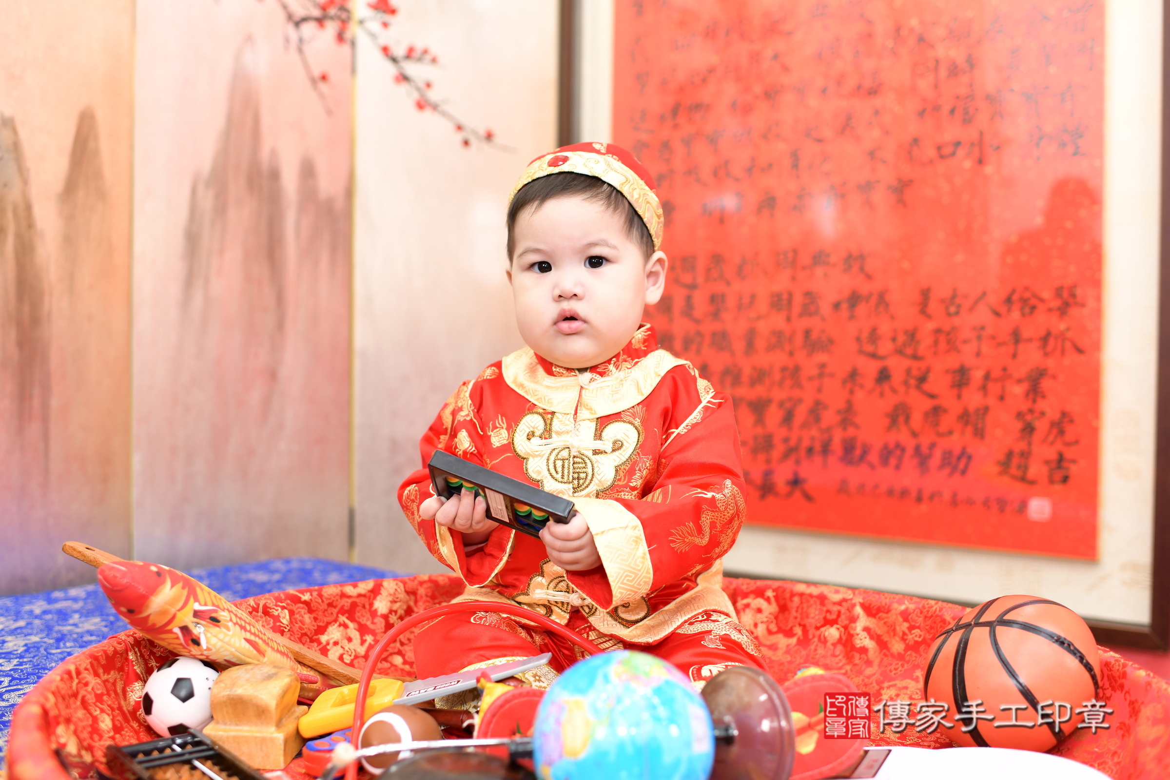 新北市永和區小軒寶寶抓周推薦：傳家新北店抓周度脺中國風會場，嬰兒古禮抓周流程儀式吉祥話、抓周道具物品24種、拍照。抓周證書。2025.3.9，照片12