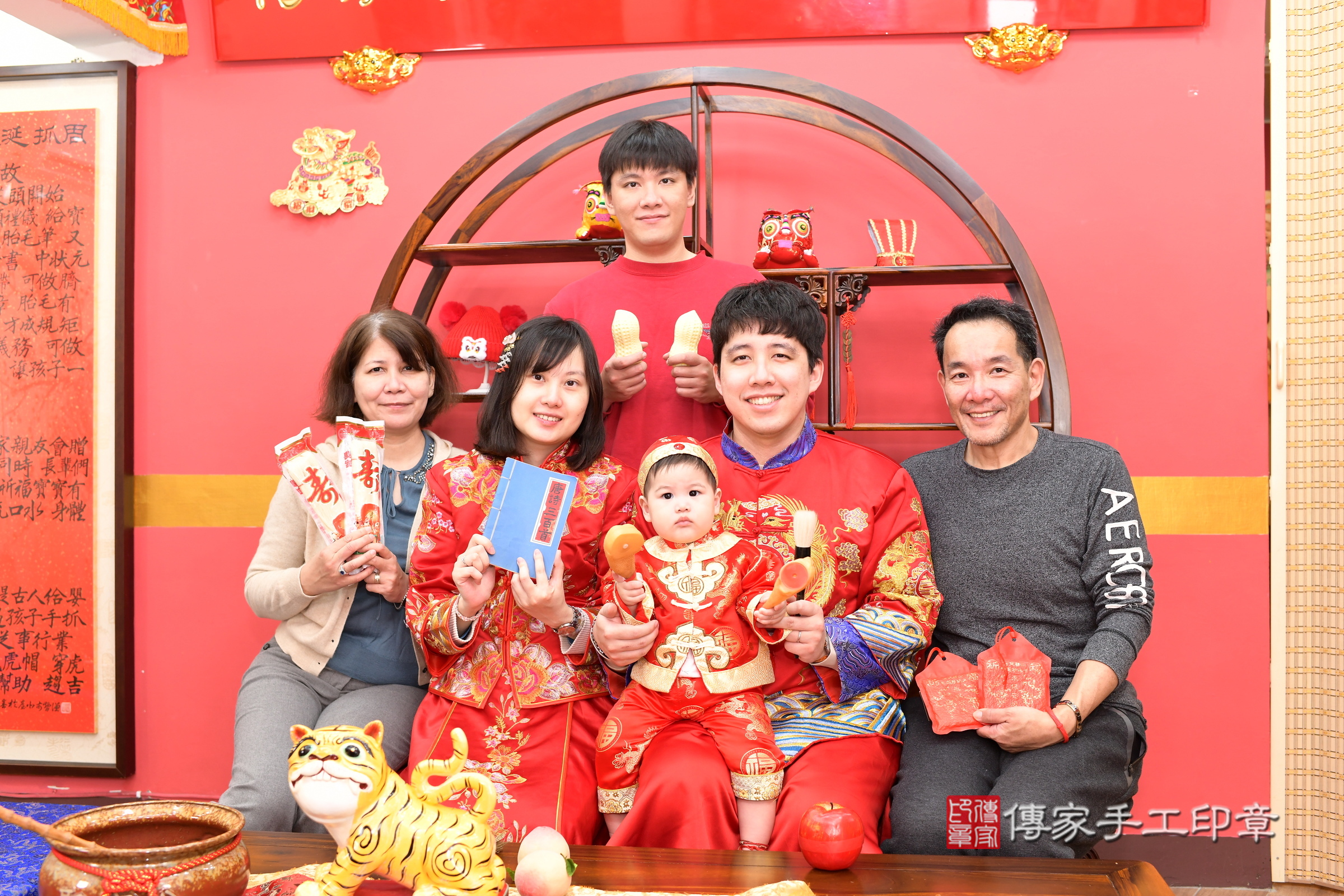 新北市永和區小軒寶寶抓周推薦：傳家新北店抓周度脺中國風會場，嬰兒古禮抓周流程儀式吉祥話、抓周道具物品24種、拍照。抓周證書。2025.3.9，照片16