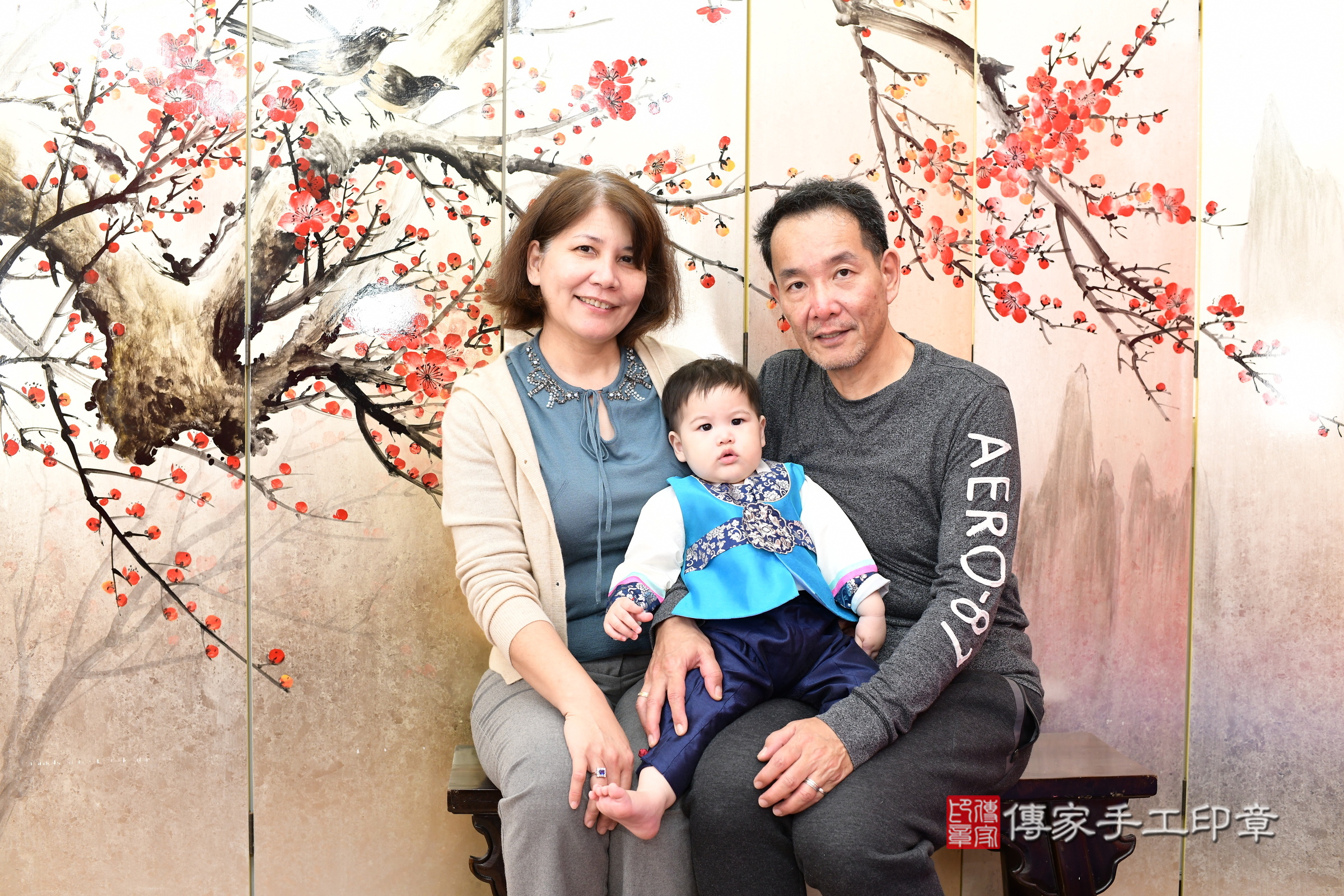 新北市永和區小軒寶寶抓周推薦：傳家新北店抓周度脺中國風會場，嬰兒古禮抓周流程儀式吉祥話、抓周道具物品24種、拍照。抓周證書。2025.3.9，照片4