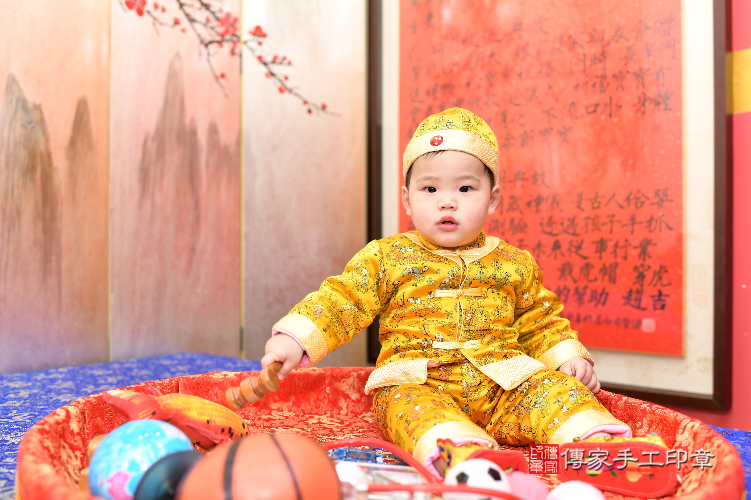 新北市永和區小騰寶寶抓周推薦：傳家新北店抓周度脺中國風會場，嬰兒古禮抓周流程儀式吉祥話、抓周道具物品24種、拍照。抓周證書。2025.3.9，照片9
