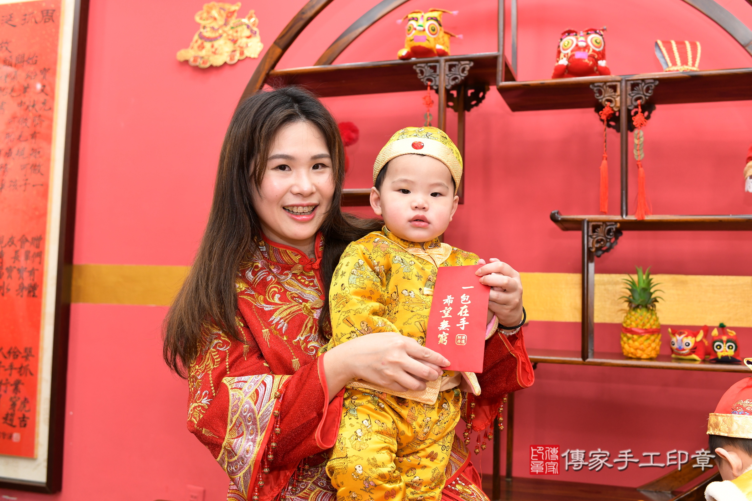 新北市永和區小騰寶寶抓周推薦：傳家新北店抓周度脺中國風會場，嬰兒古禮抓周流程儀式吉祥話、抓周道具物品24種、拍照。抓周證書。2025.3.9，照片5