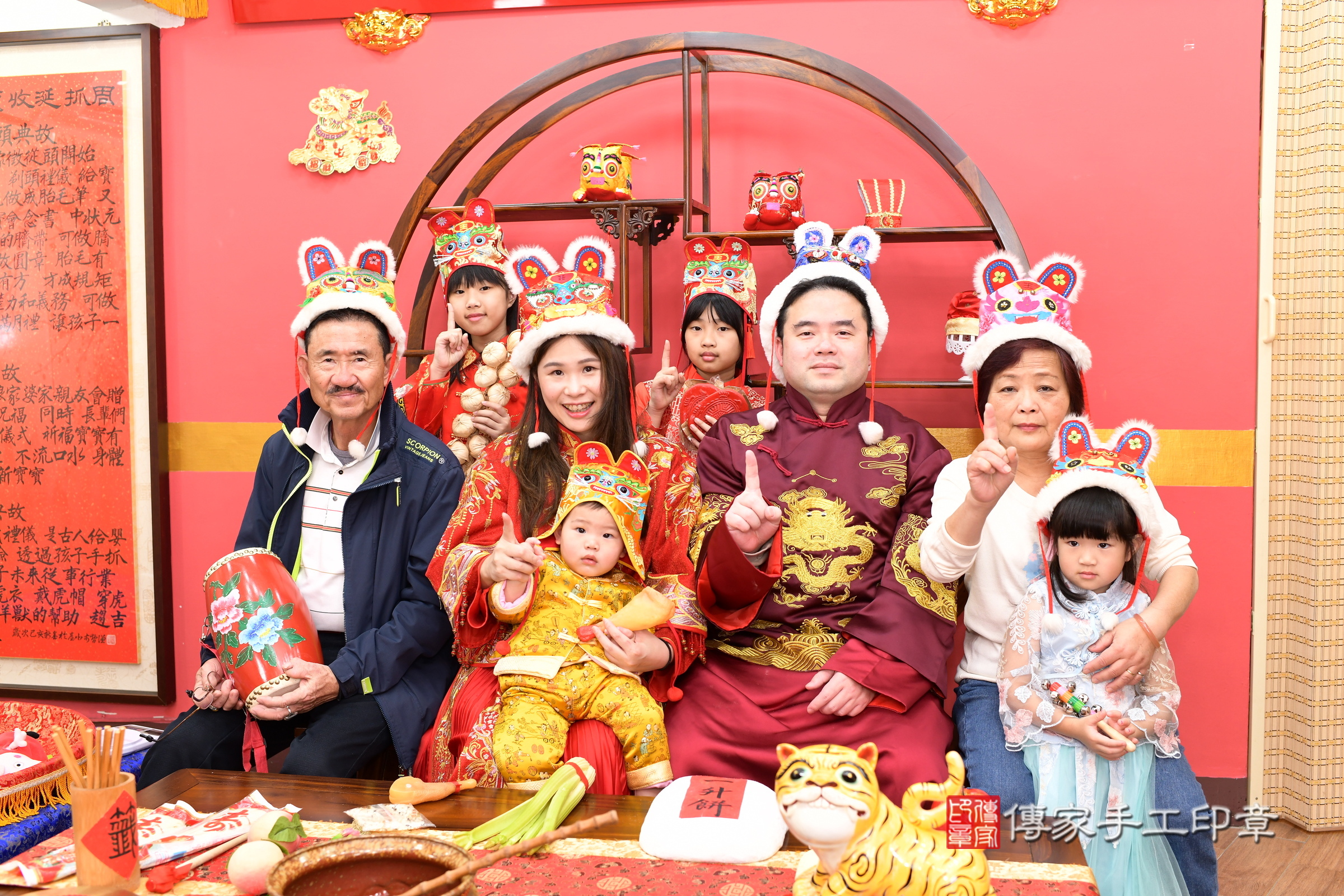 新北市永和區小騰寶寶抓周推薦：傳家新北店抓周度脺中國風會場，嬰兒古禮抓周流程儀式吉祥話、抓周道具物品24種、拍照。抓周證書。2025.3.9，照片15