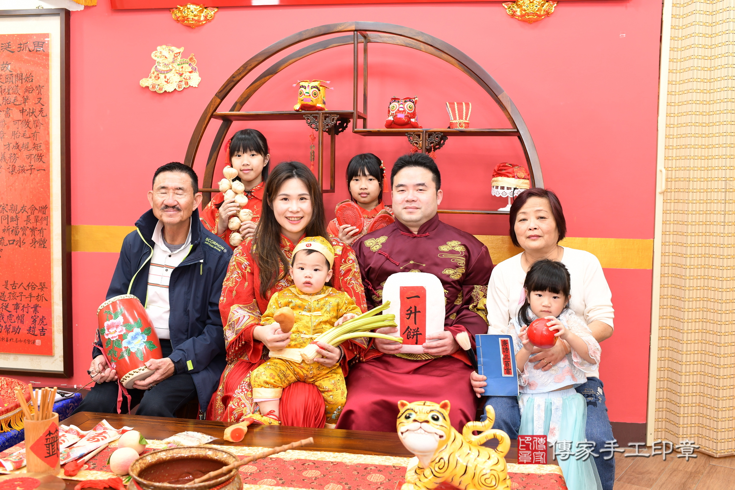 新北市永和區小騰寶寶抓周推薦：傳家新北店抓周度脺中國風會場，嬰兒古禮抓周流程儀式吉祥話、抓周道具物品24種、拍照。抓周證書。2025.3.9，照片14