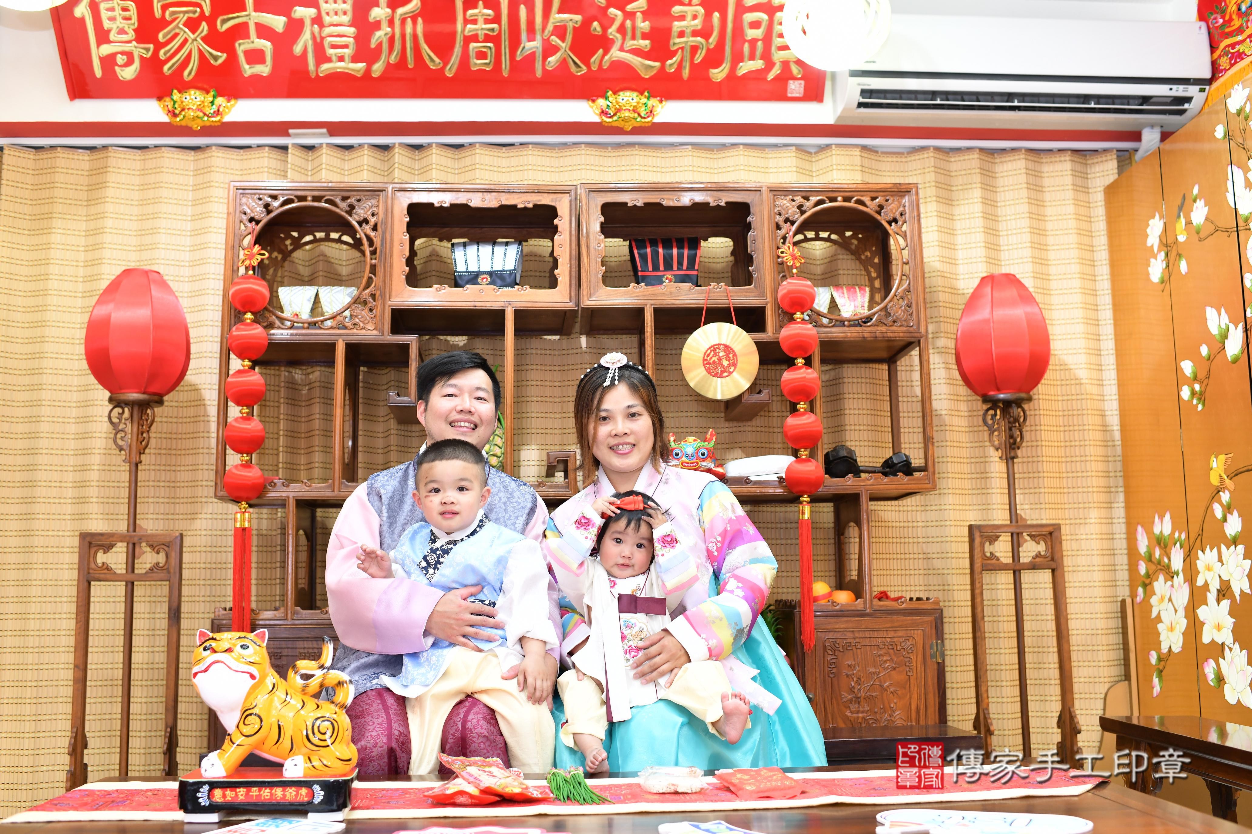傳家手工印章台南店、抓周、度脺、中國風會場、傳家嬰兒古禮、吉祥話、抓周道具物品24種、拍照。抓周證書。寶寶抓周、滿周歲、生日快樂、祝福