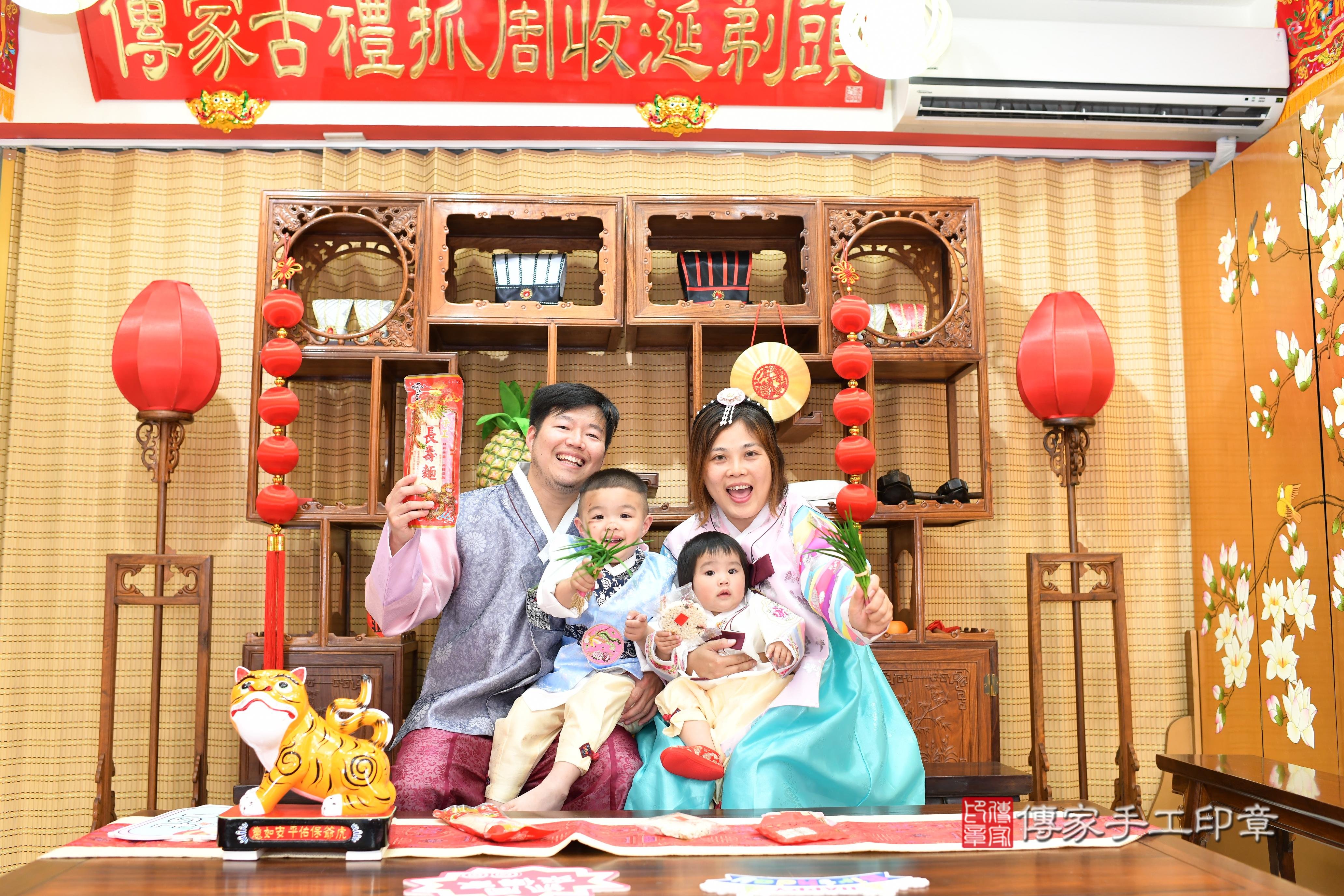 傳家手工印章台南店、抓周、度脺、中國風會場、傳家嬰兒古禮、吉祥話、抓周道具物品24種、拍照。抓周證書。寶寶抓周、滿周歲、生日快樂、祝福