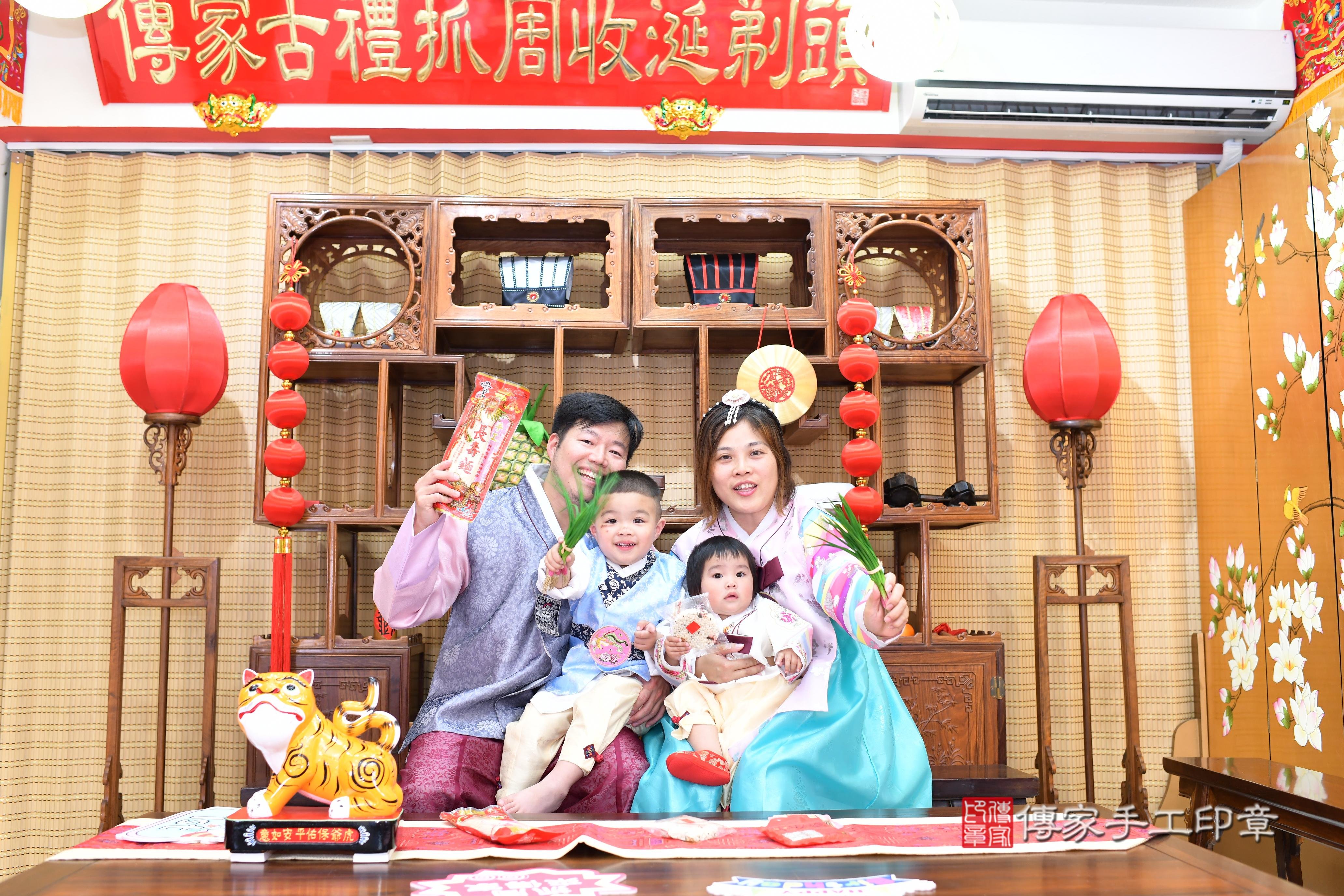 傳家手工印章台南店、抓周、度脺、中國風會場、傳家嬰兒古禮、吉祥話、抓周道具物品24種、拍照。抓周證書。寶寶抓周、滿周歲、生日快樂、祝福
