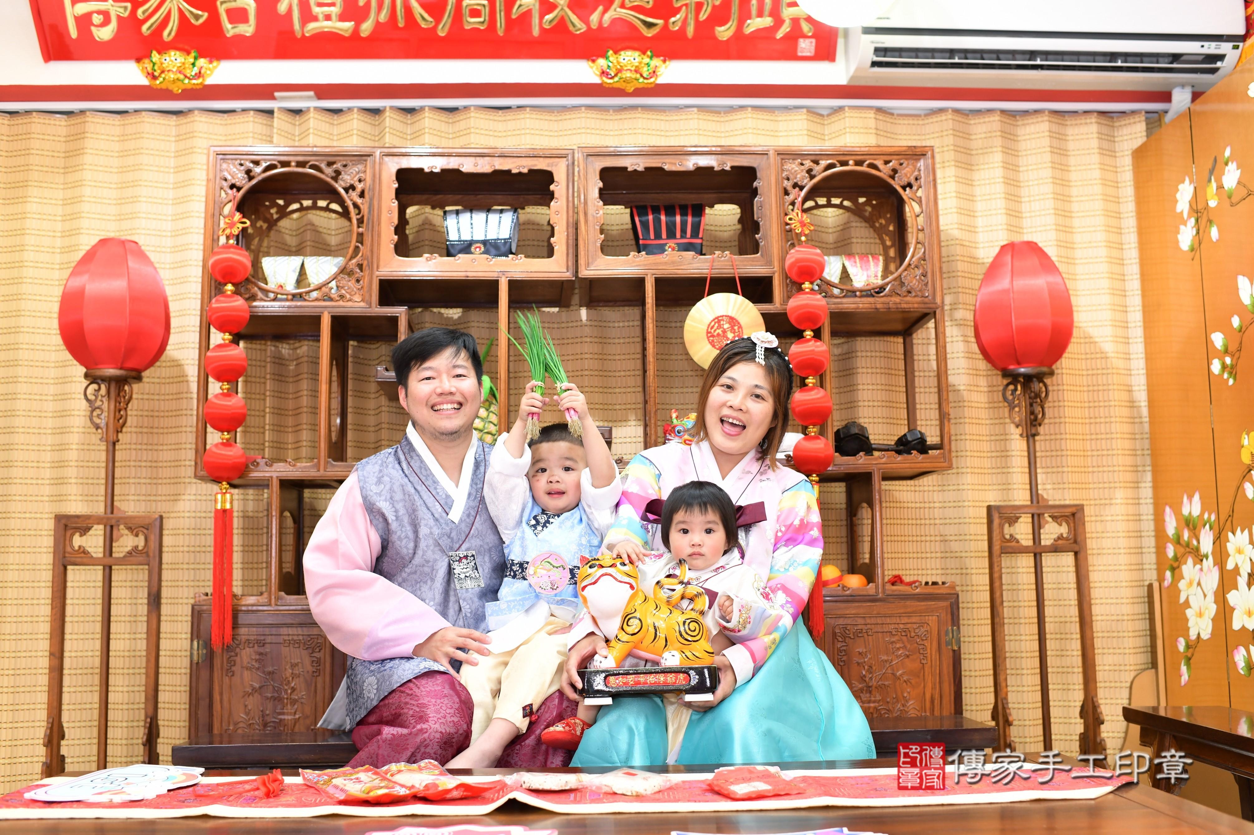 傳家手工印章台南店、抓周、度脺、中國風會場、傳家嬰兒古禮、吉祥話、抓周道具物品24種、拍照。抓周證書。寶寶抓周、滿周歲、生日快樂、祝福