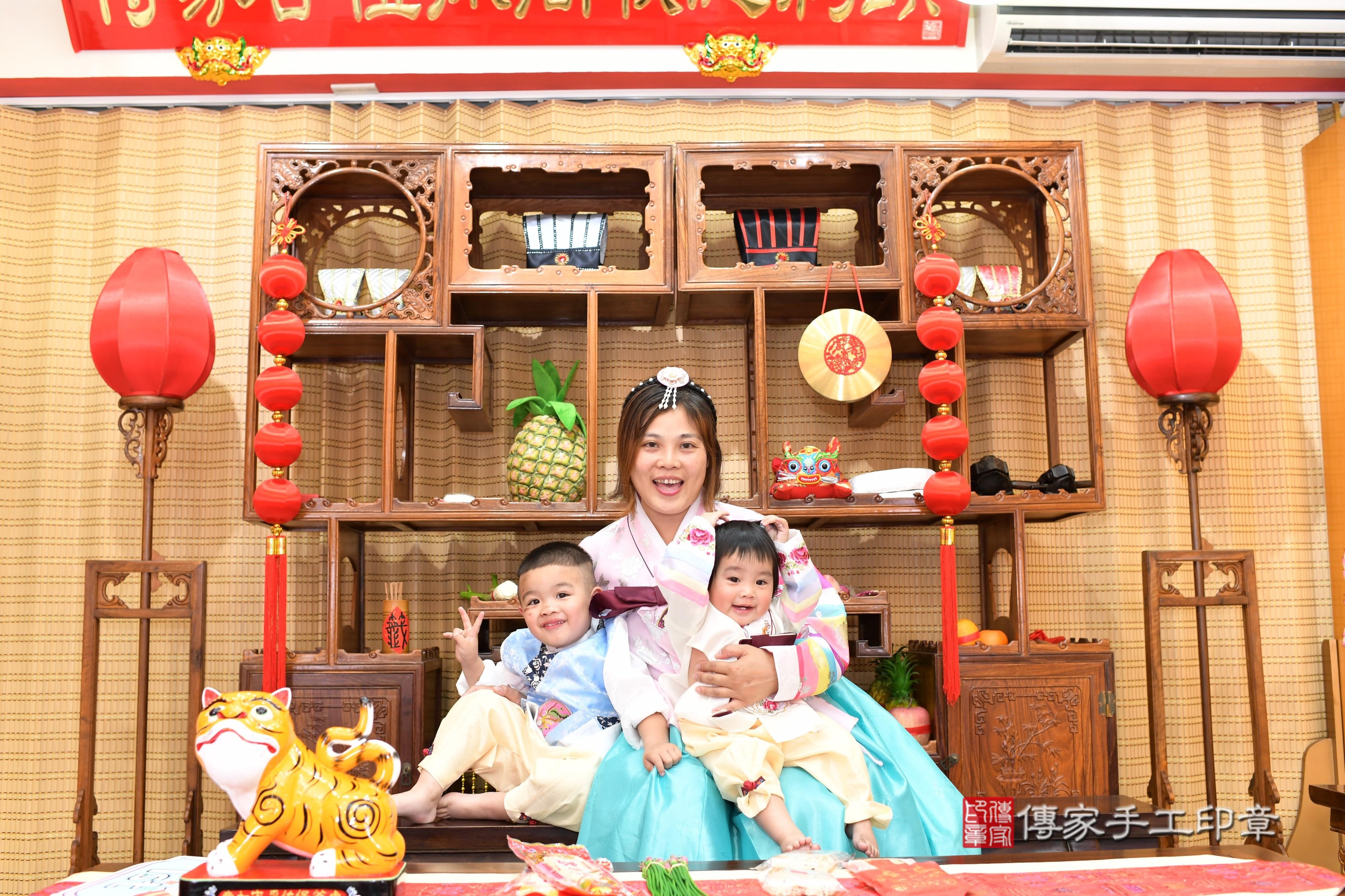 傳家手工印章台南店、抓周、度脺、中國風會場、傳家嬰兒古禮、吉祥話、抓周道具物品24種、拍照。抓周證書。寶寶抓周、滿周歲、生日快樂、祝福