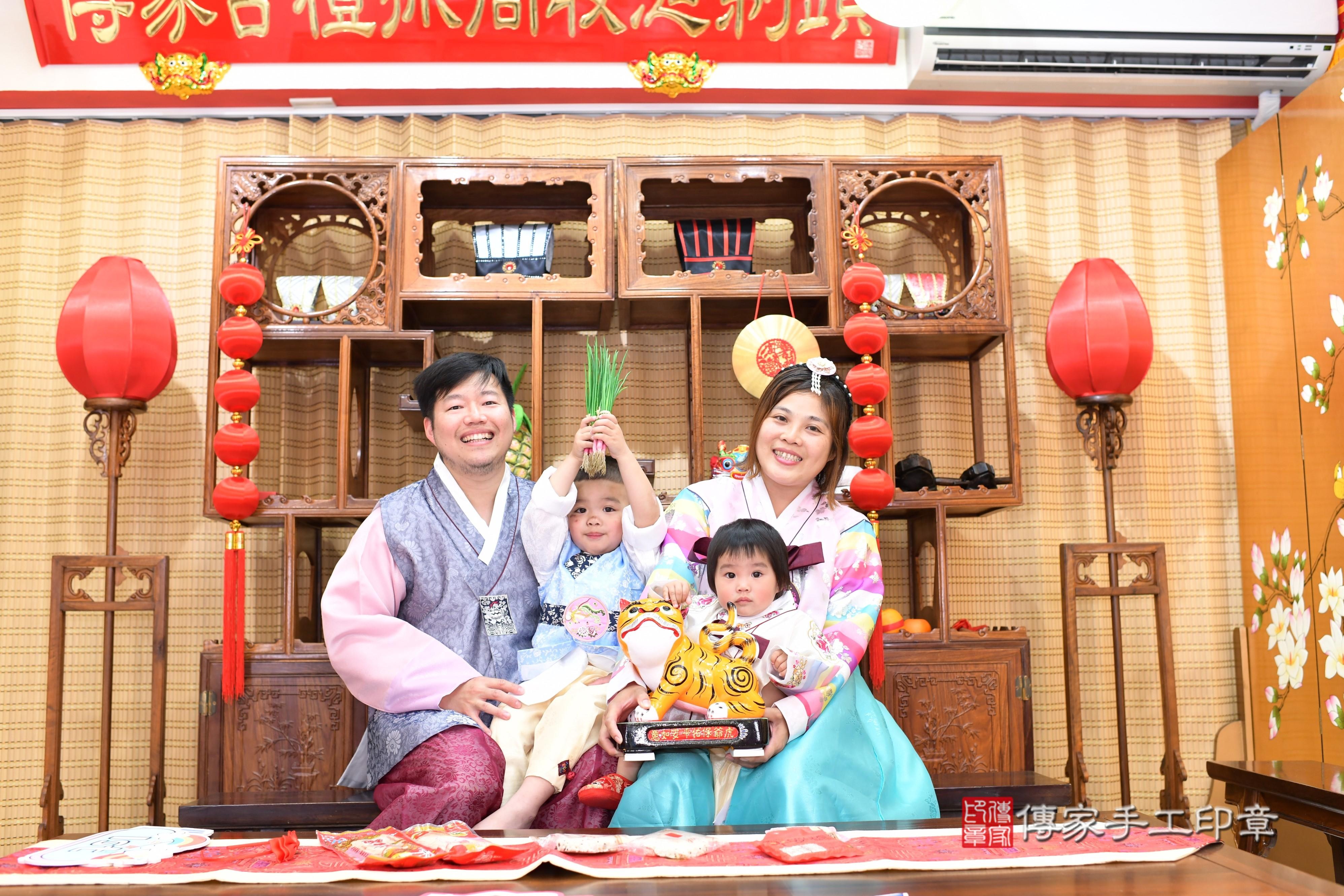 傳家手工印章台南店、抓周、度脺、中國風會場、傳家嬰兒古禮、吉祥話、抓周道具物品24種、拍照。抓周證書。寶寶抓周、滿周歲、生日快樂、祝福