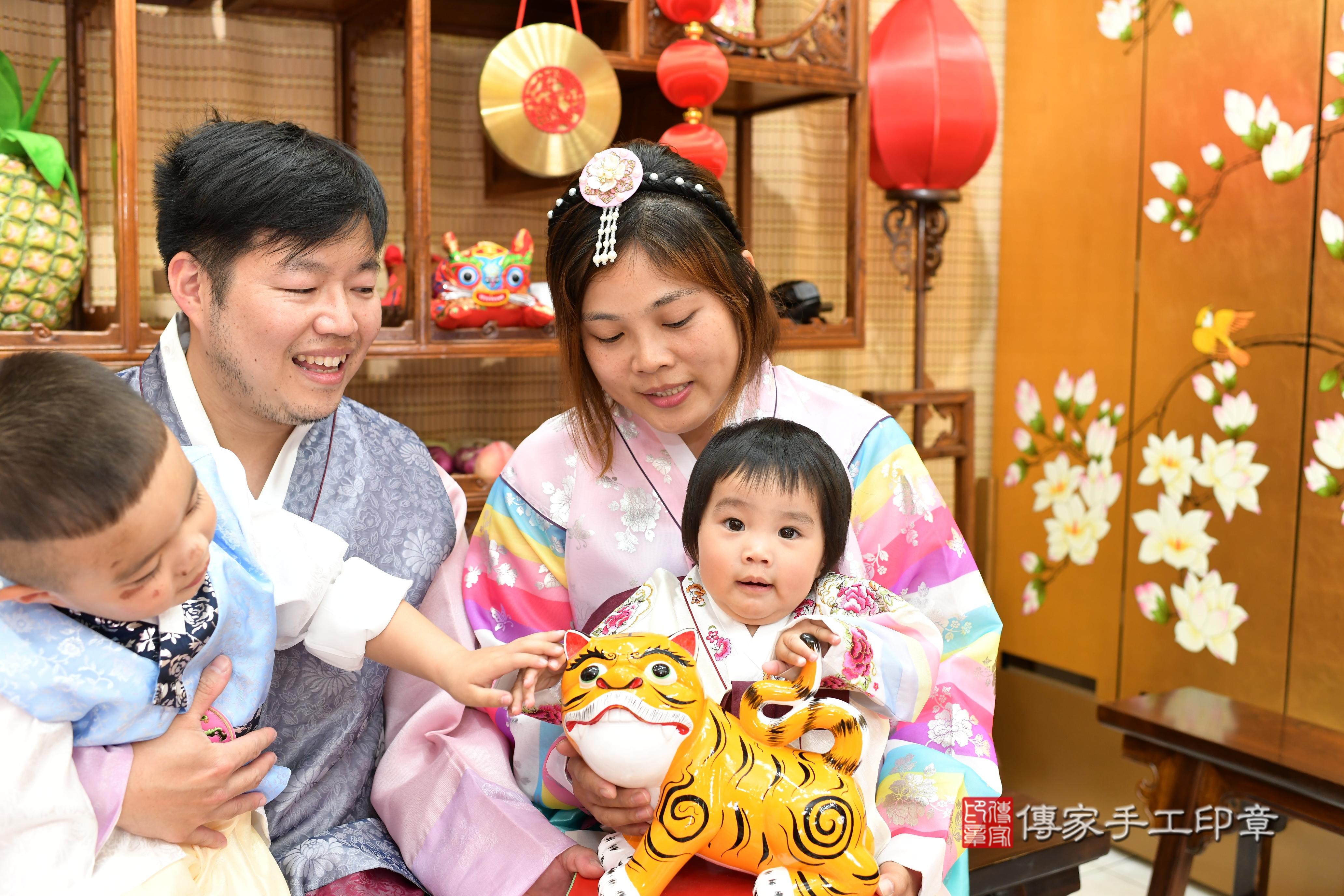 傳家手工印章台南店、抓周、度脺、中國風會場、傳家嬰兒古禮、吉祥話、抓周道具物品24種、拍照。抓周證書。寶寶抓周、滿周歲、生日快樂、祝福