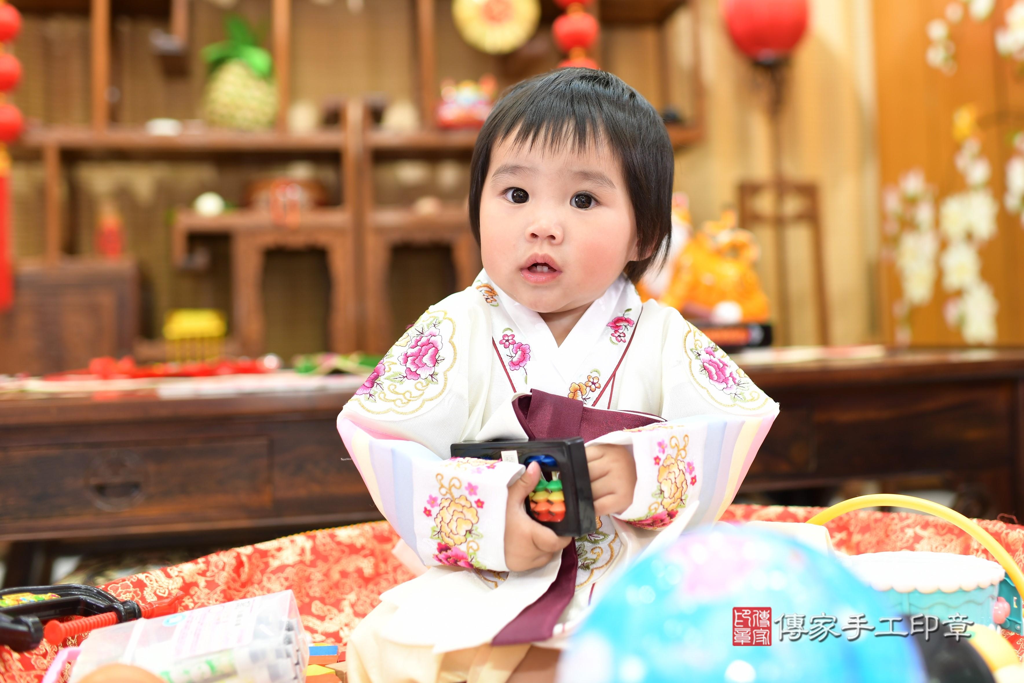 傳家手工印章台南店、抓周、度脺、中國風會場、傳家嬰兒古禮、吉祥話、抓周道具物品24種、拍照。抓周證書。寶寶抓周、滿周歲、生日快樂、祝福