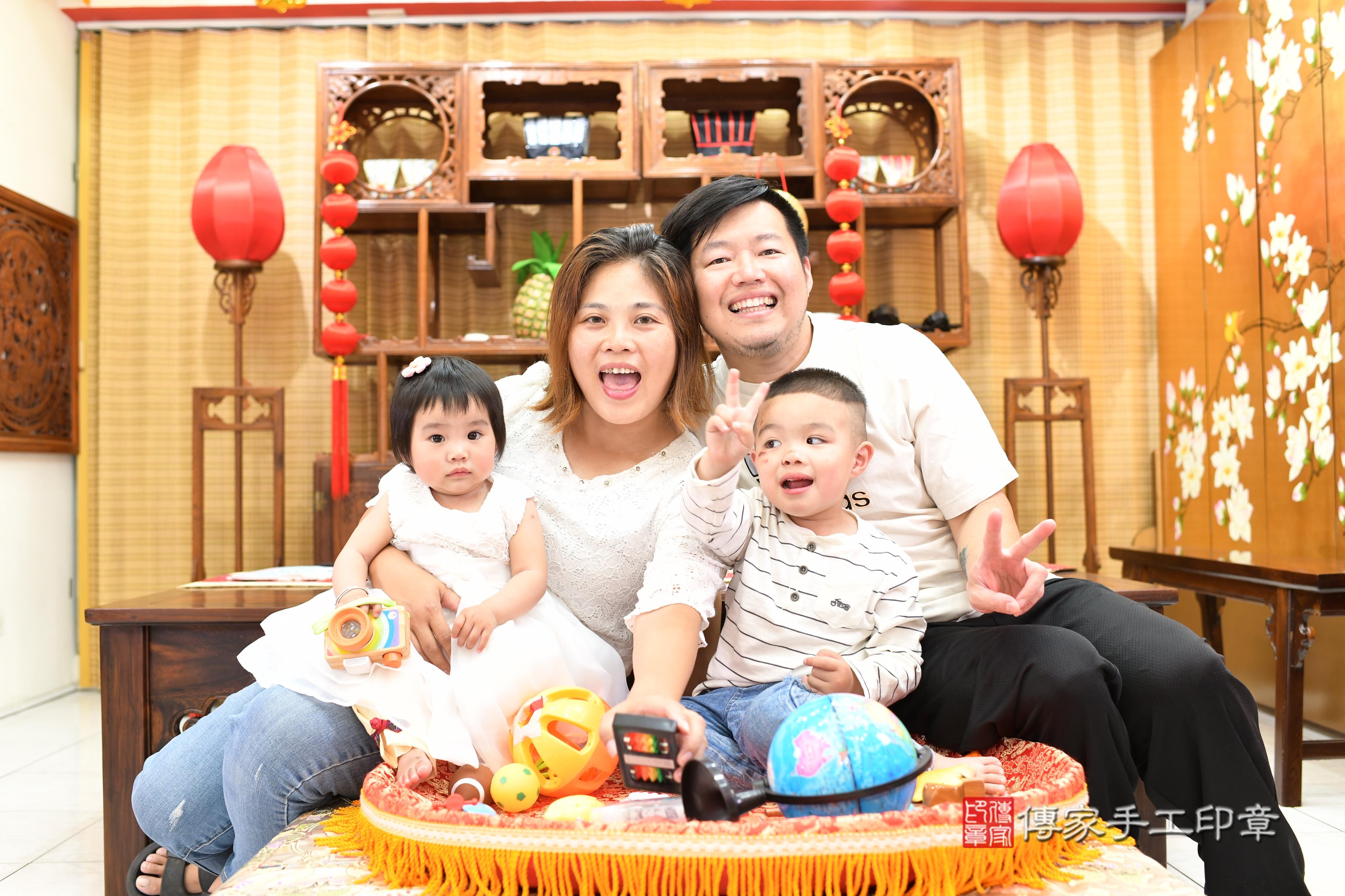 傳家手工印章台南店、抓周、度脺、中國風會場、傳家嬰兒古禮、吉祥話、抓周道具物品24種、拍照。抓周證書。寶寶抓周、滿周歲、生日快樂、祝福