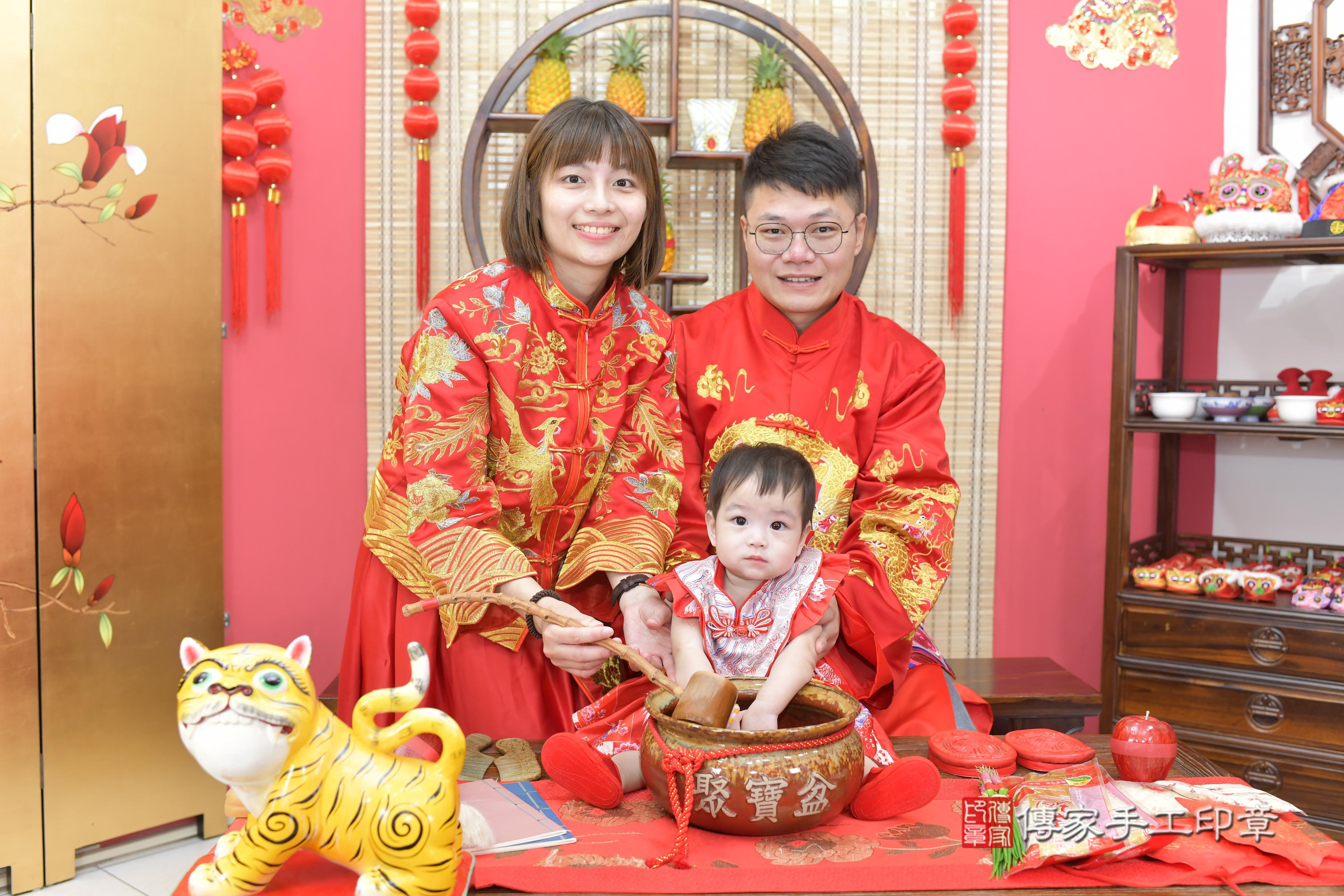 傳家手工印章桃園店、抓周、度脺、中國風會場、傳家嬰兒古禮、吉祥話、抓周道具物品24種、拍照。抓周證書。寶寶抓周、滿周歲、生日快樂、祝福
