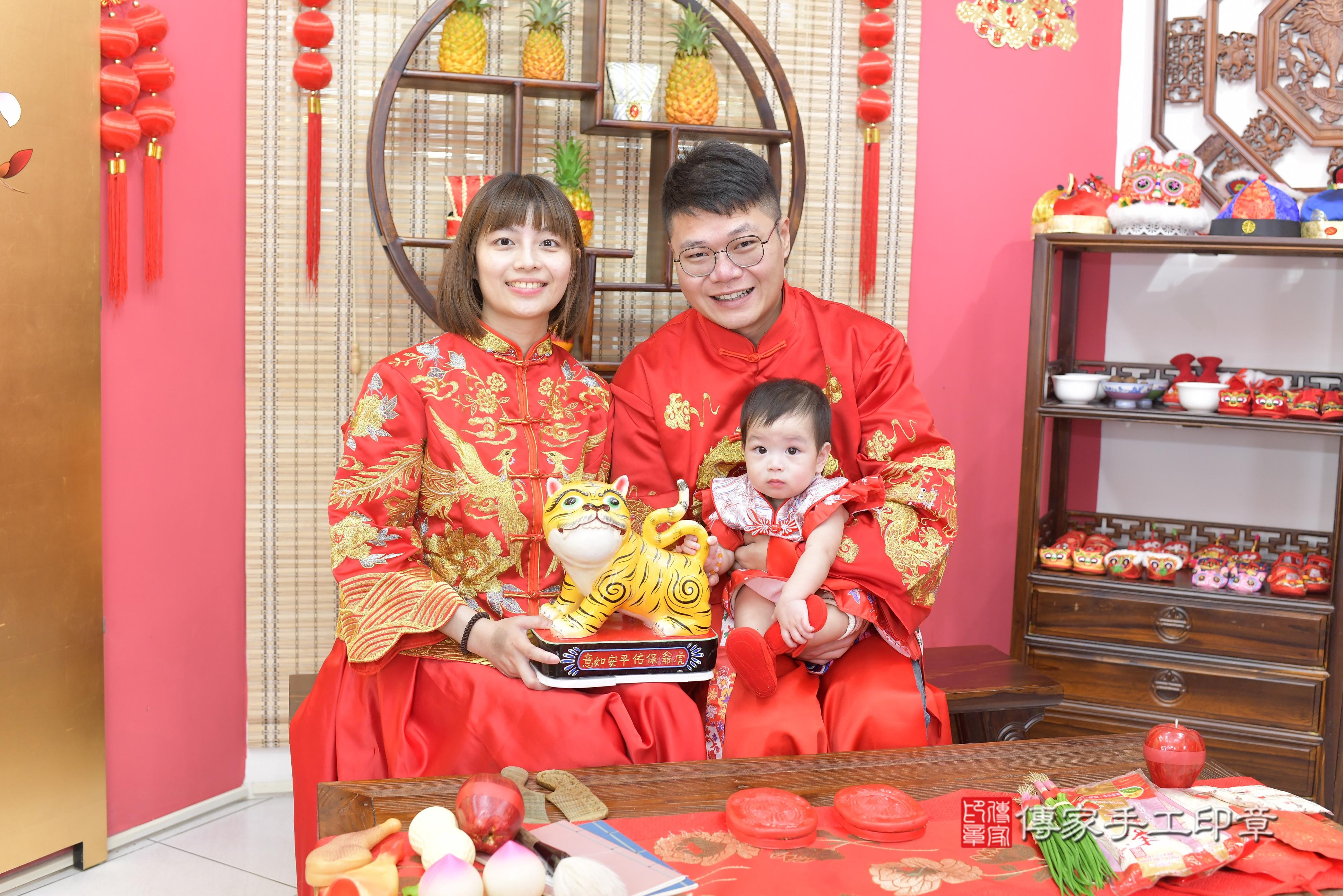 傳家手工印章桃園店、抓周、度脺、中國風會場、傳家嬰兒古禮、吉祥話、抓周道具物品24種、拍照。抓周證書。寶寶抓周、滿周歲、生日快樂、祝福