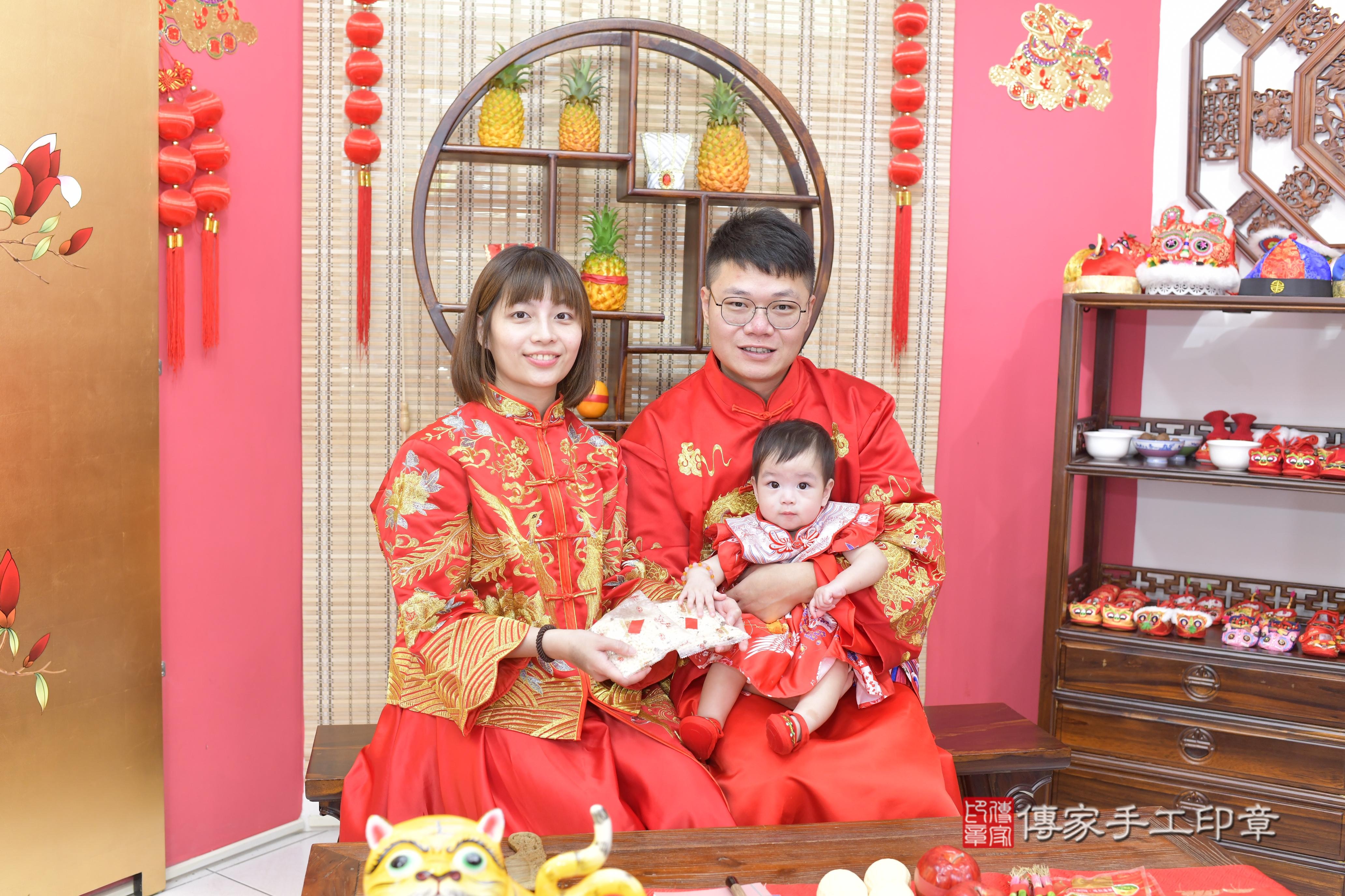 傳家手工印章桃園店、抓周、度脺、中國風會場、傳家嬰兒古禮、吉祥話、抓周道具物品24種、拍照。抓周證書。寶寶抓周、滿周歲、生日快樂、祝福