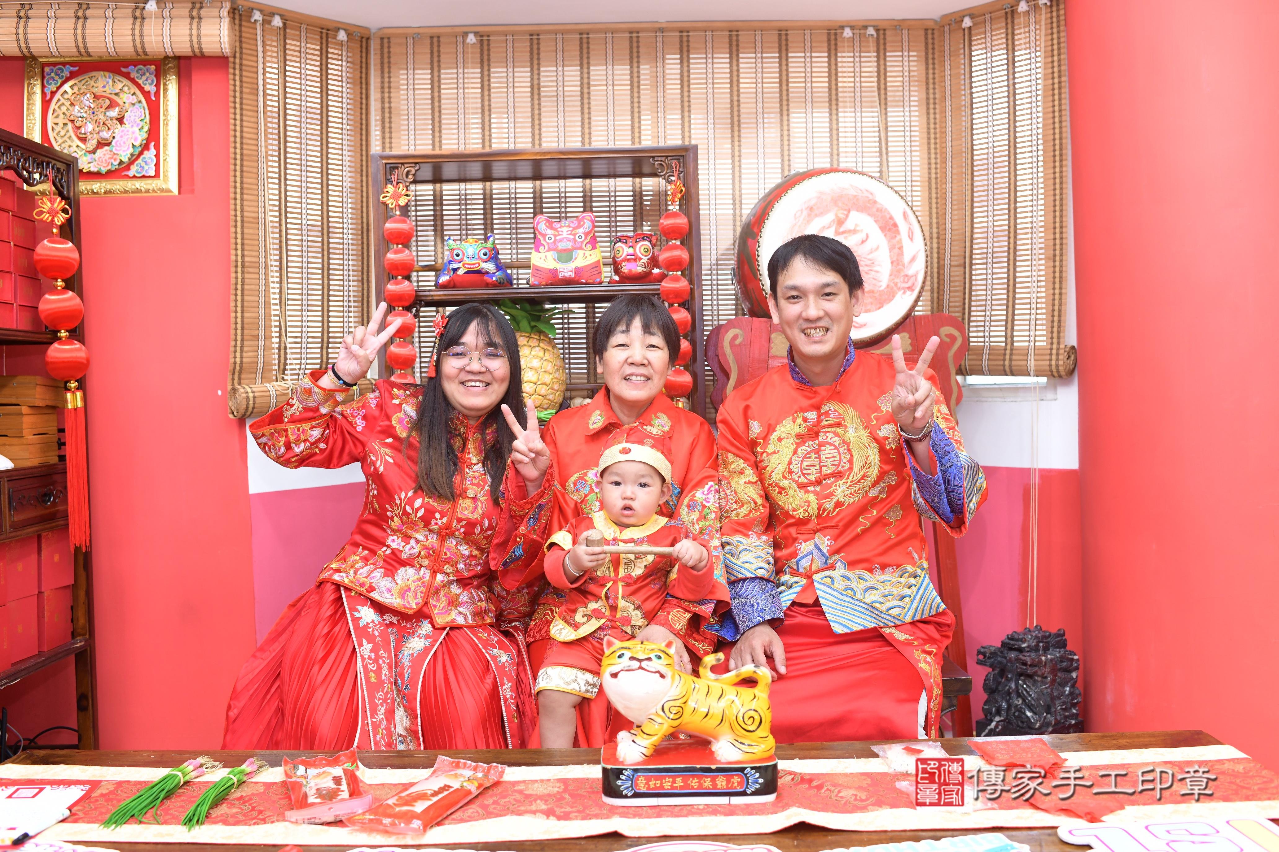 傳家手工印章高雄店、抓周、度脺、中國風會場、傳家嬰兒古禮、吉祥話、抓周道具物品24種、拍照。抓周證書。寶寶抓周、滿周歲、生日快樂、祝福