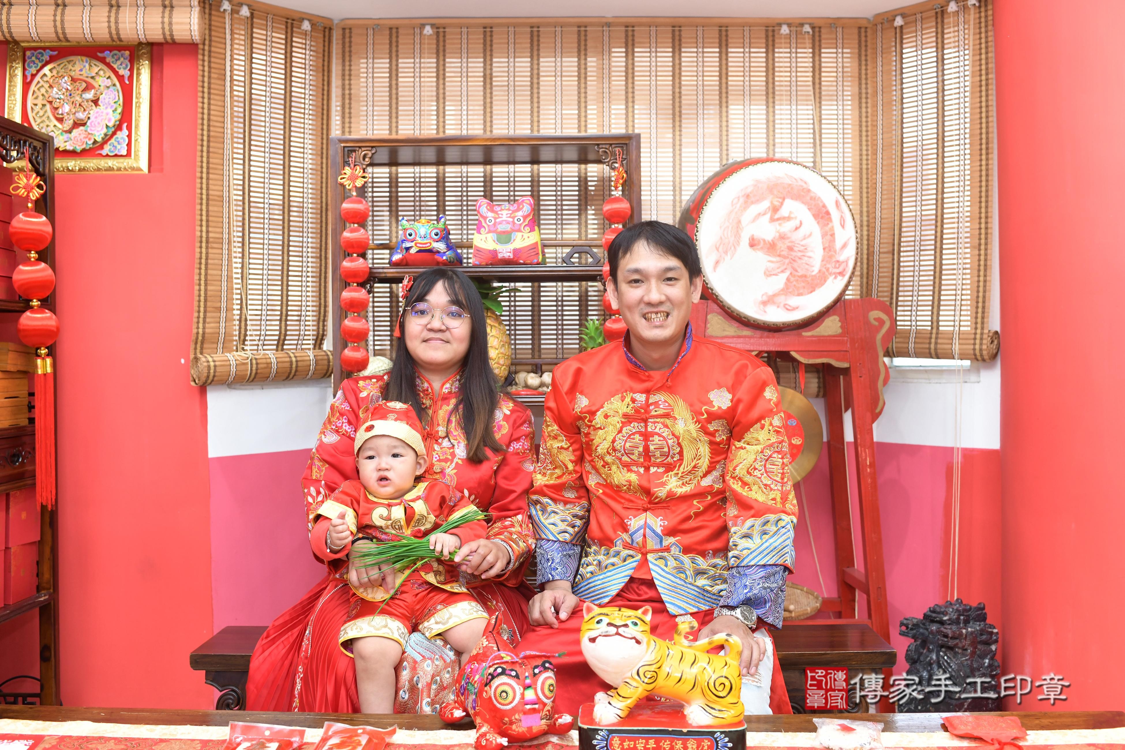 傳家手工印章高雄店、抓周、度脺、中國風會場、傳家嬰兒古禮、吉祥話、抓周道具物品24種、拍照。抓周證書。寶寶抓周、滿周歲、生日快樂、祝福