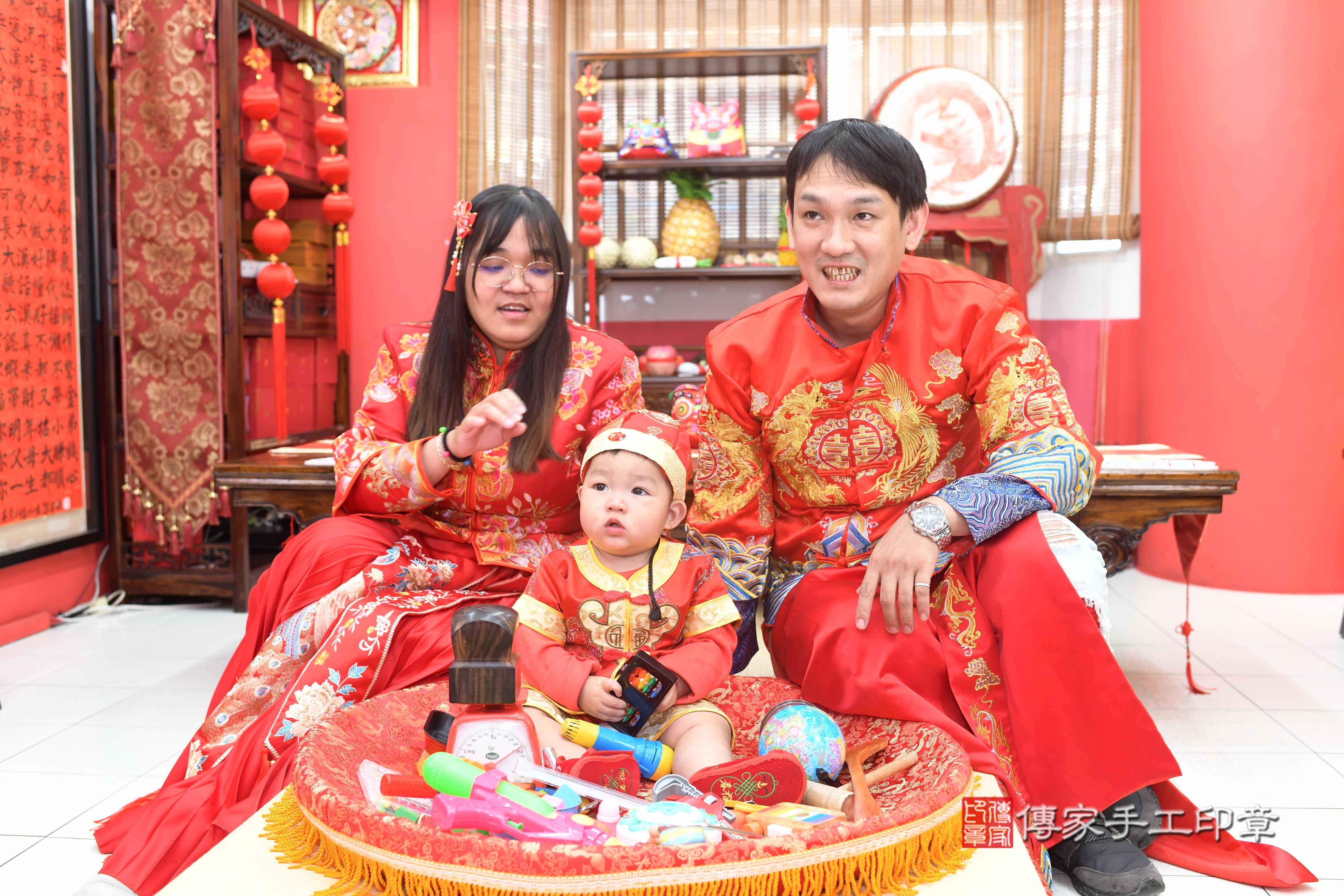 傳家手工印章高雄店、抓周、度脺、中國風會場、傳家嬰兒古禮、吉祥話、抓周道具物品24種、拍照。抓周證書。寶寶抓周、滿周歲、生日快樂、祝福