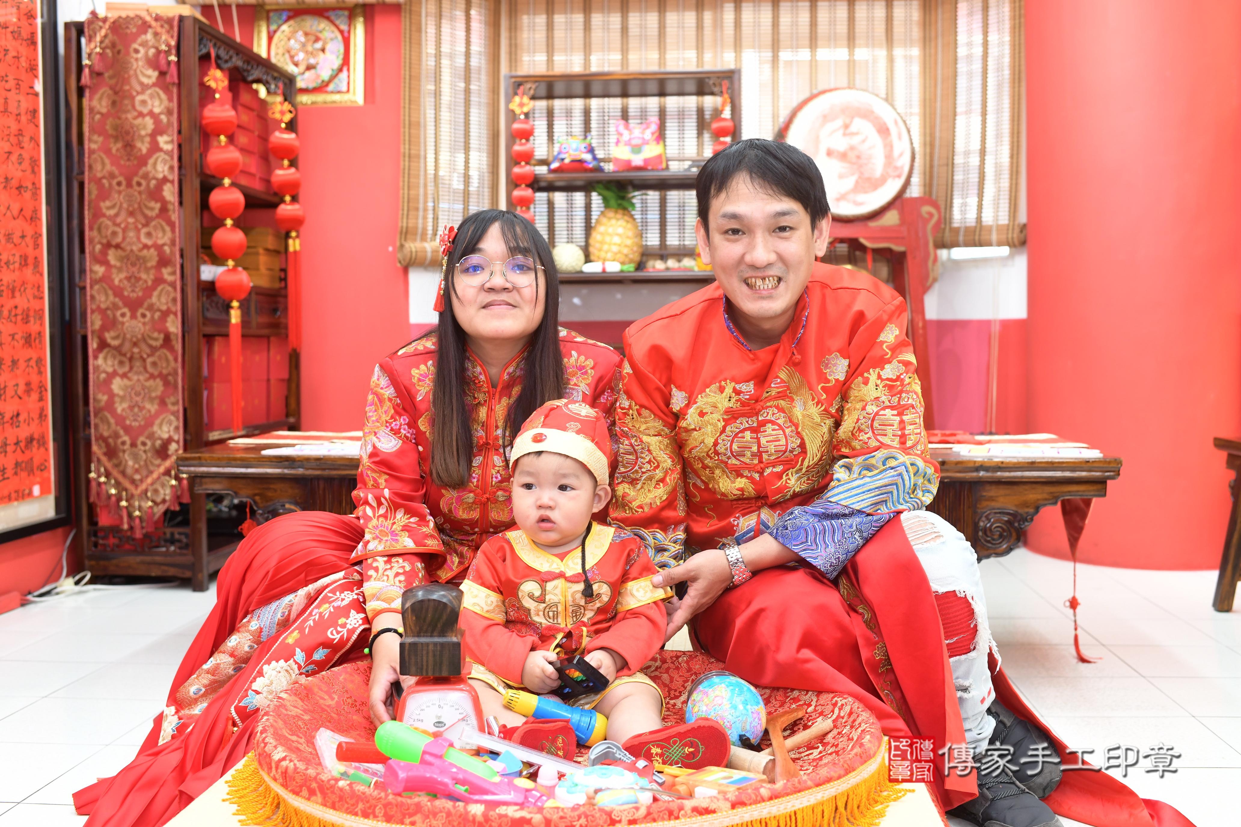 傳家手工印章高雄店、抓周、度脺、中國風會場、傳家嬰兒古禮、吉祥話、抓周道具物品24種、拍照。抓周證書。寶寶抓周、滿周歲、生日快樂、祝福