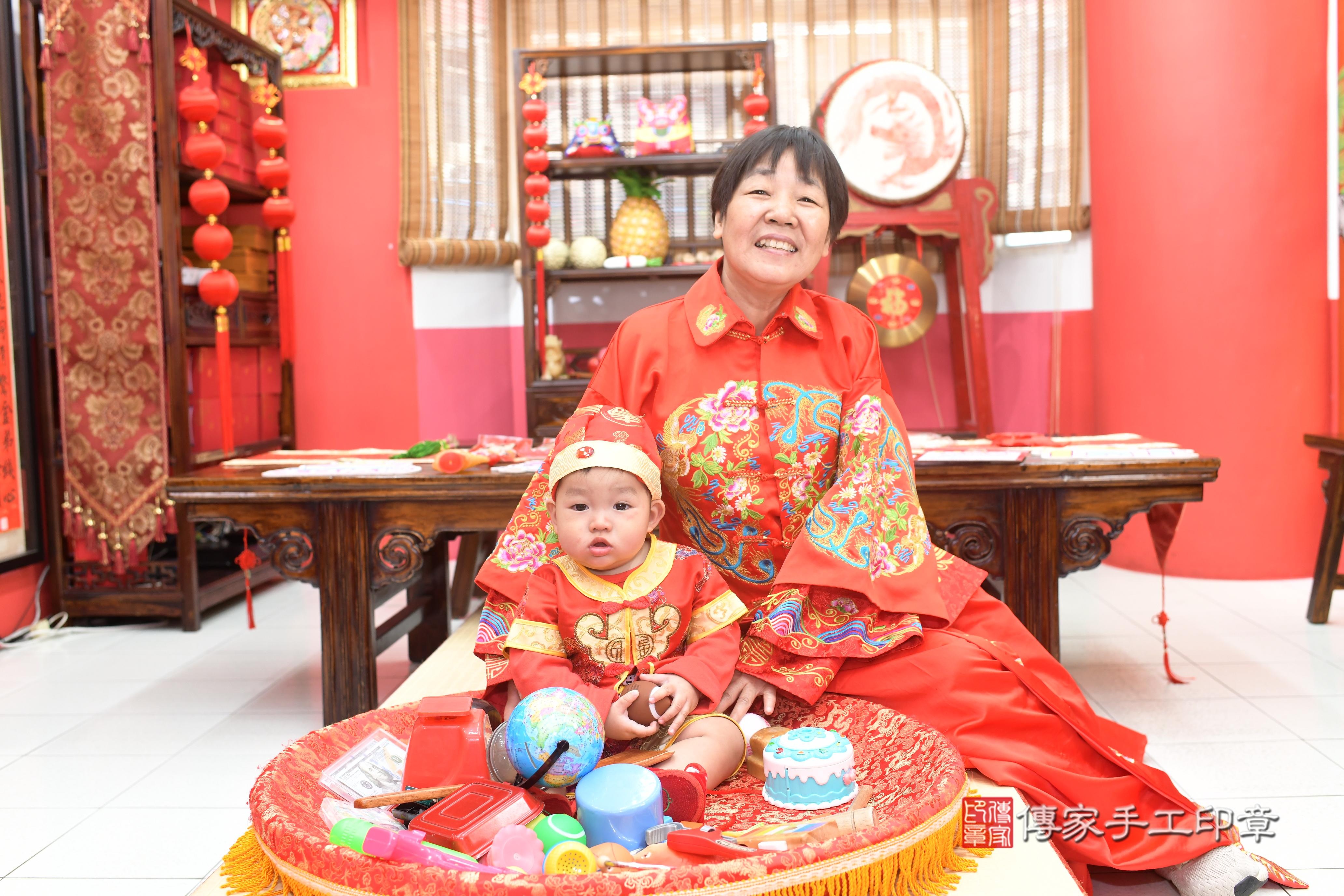 傳家手工印章高雄店、抓周、度脺、中國風會場、傳家嬰兒古禮、吉祥話、抓周道具物品24種、拍照。抓周證書。寶寶抓周、滿周歲、生日快樂、祝福