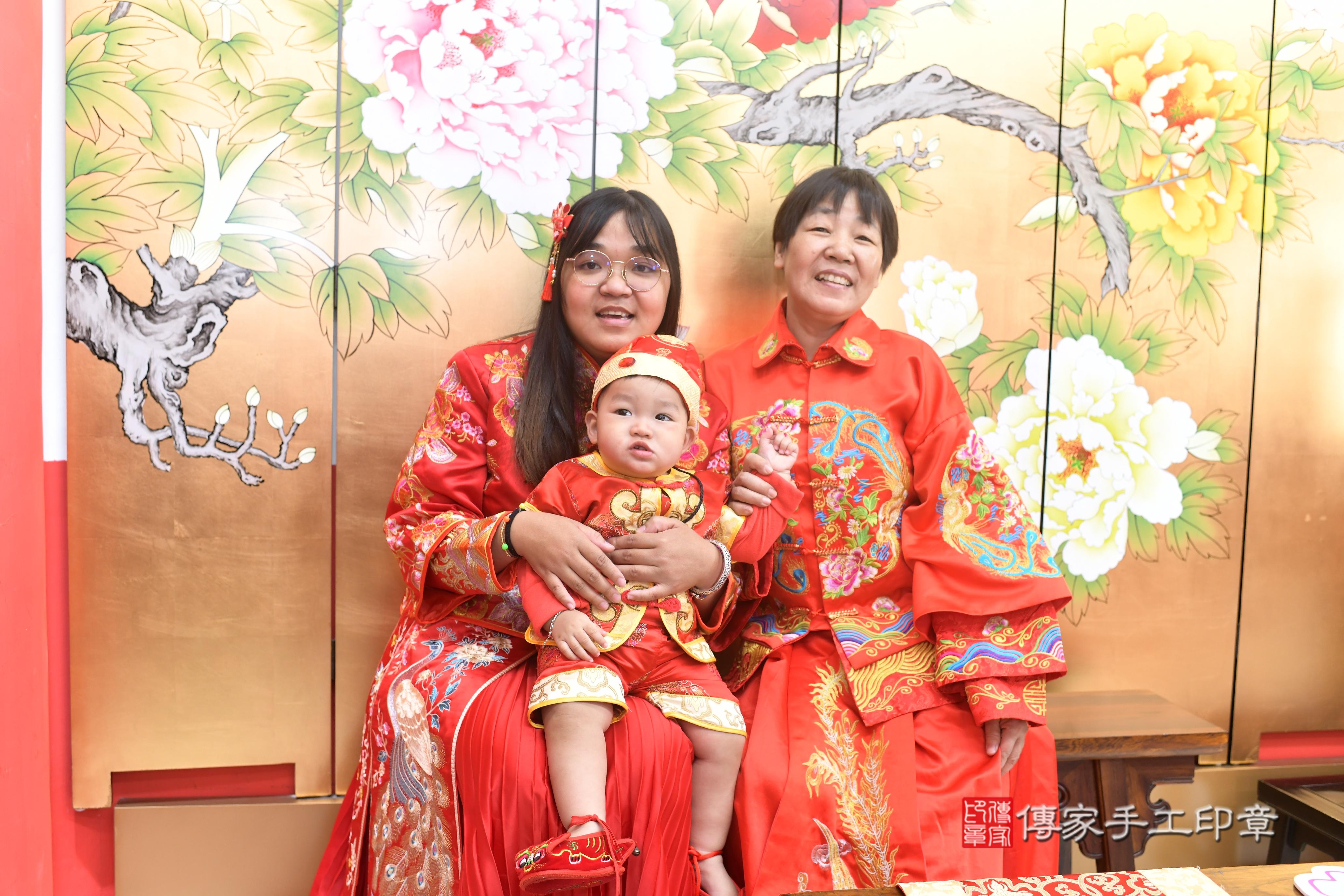 傳家手工印章高雄店、抓周、度脺、中國風會場、傳家嬰兒古禮、吉祥話、抓周道具物品24種、拍照。抓周證書。寶寶抓周、滿周歲、生日快樂、祝福
