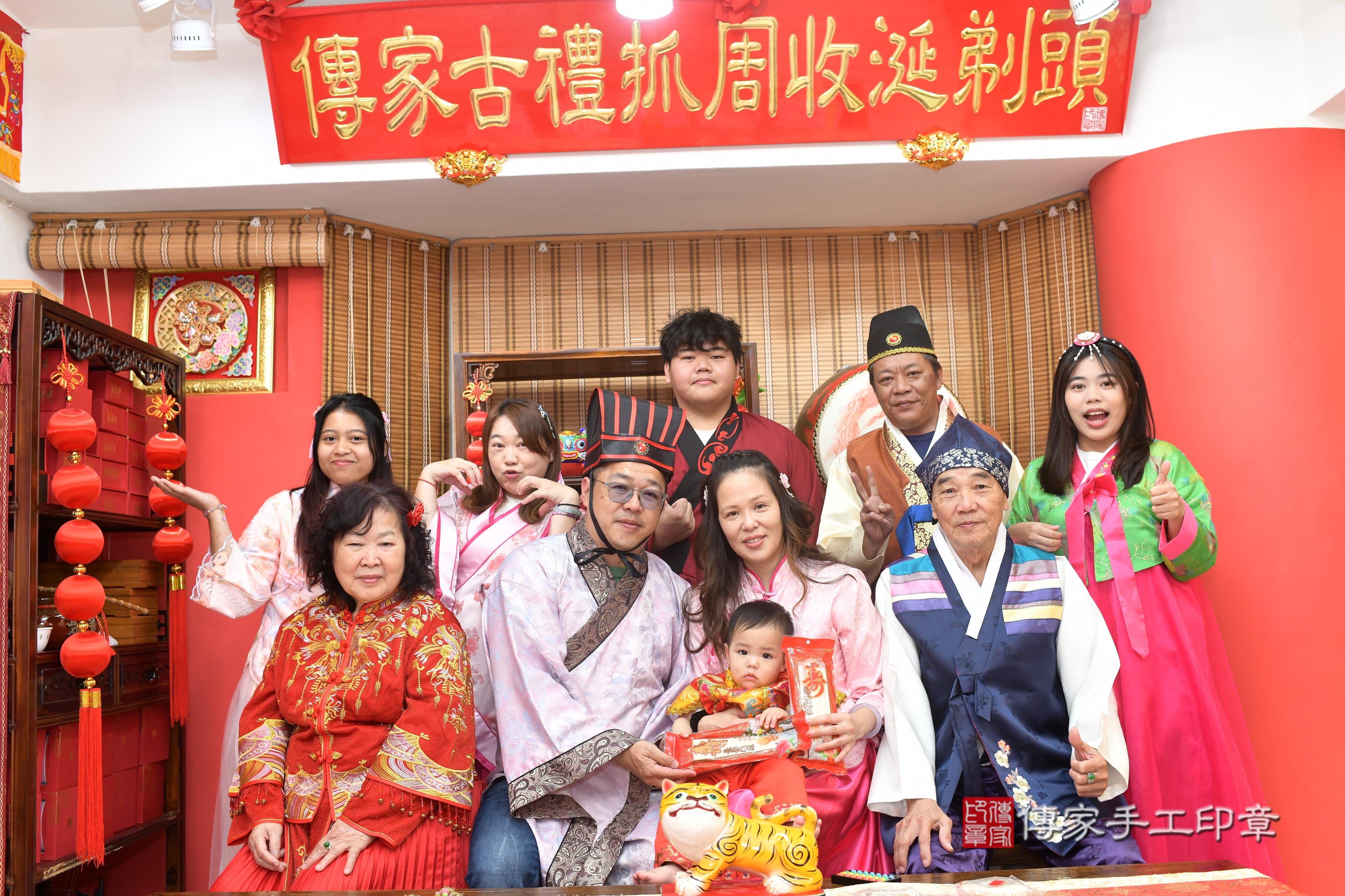傳家手工印章高雄店、抓周、度脺、中國風會場、傳家嬰兒古禮、吉祥話、抓周道具物品24種、拍照。抓周證書。寶寶抓周、滿周歲、生日快樂、祝福
