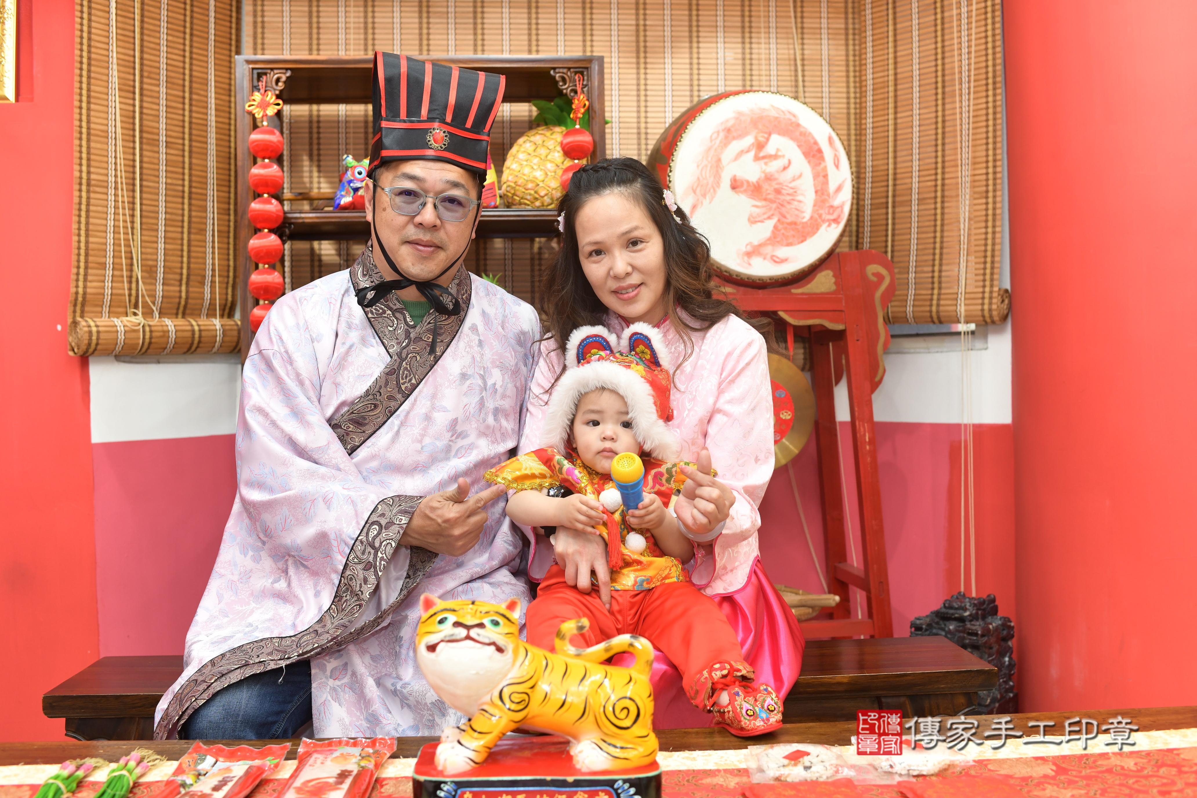 傳家手工印章高雄店、抓周、度脺、中國風會場、傳家嬰兒古禮、吉祥話、抓周道具物品24種、拍照。抓周證書。寶寶抓周、滿周歲、生日快樂、祝福