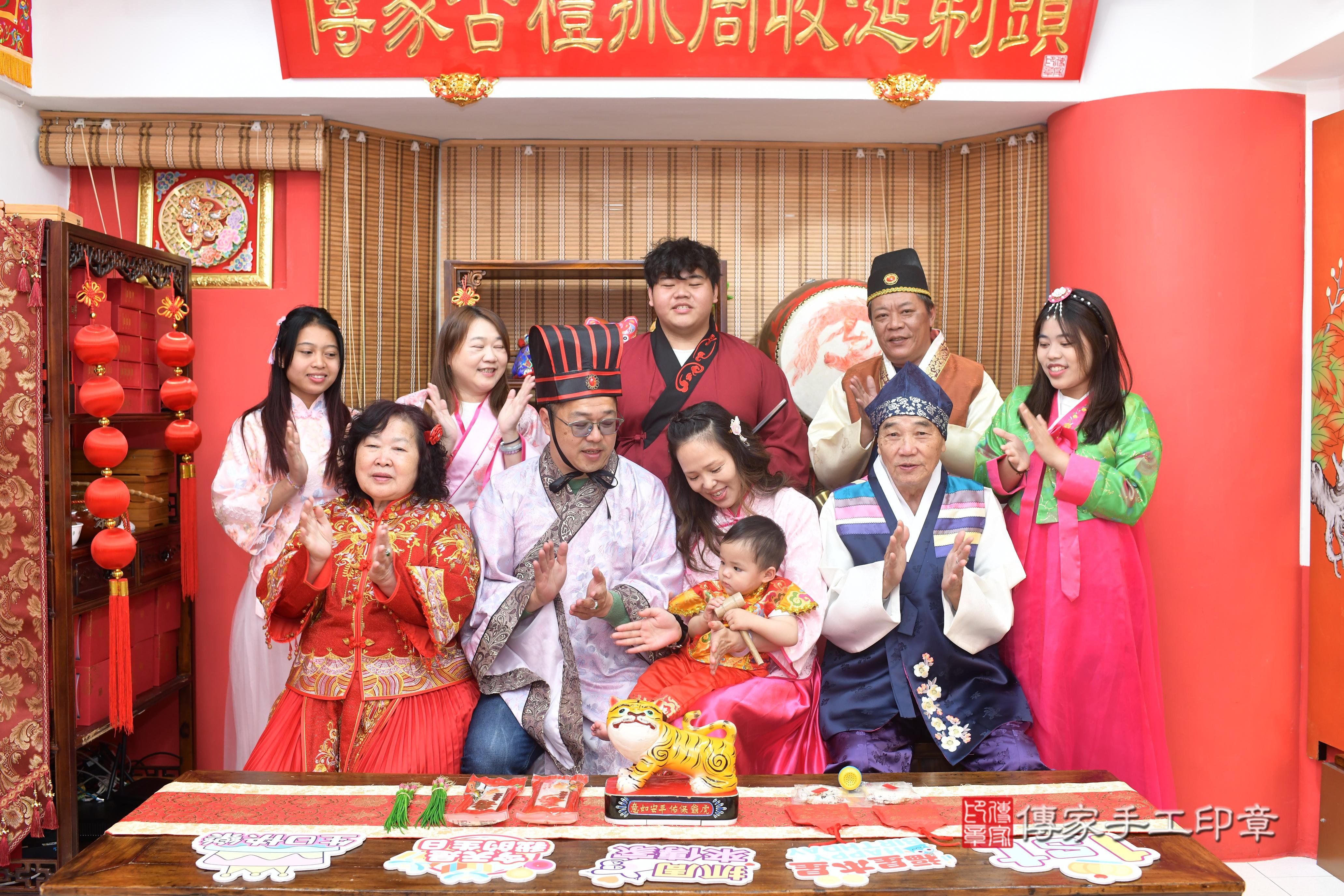 傳家手工印章高雄店、抓周、度脺、中國風會場、傳家嬰兒古禮、吉祥話、抓周道具物品24種、拍照。抓周證書。寶寶抓周、滿周歲、生日快樂、祝福