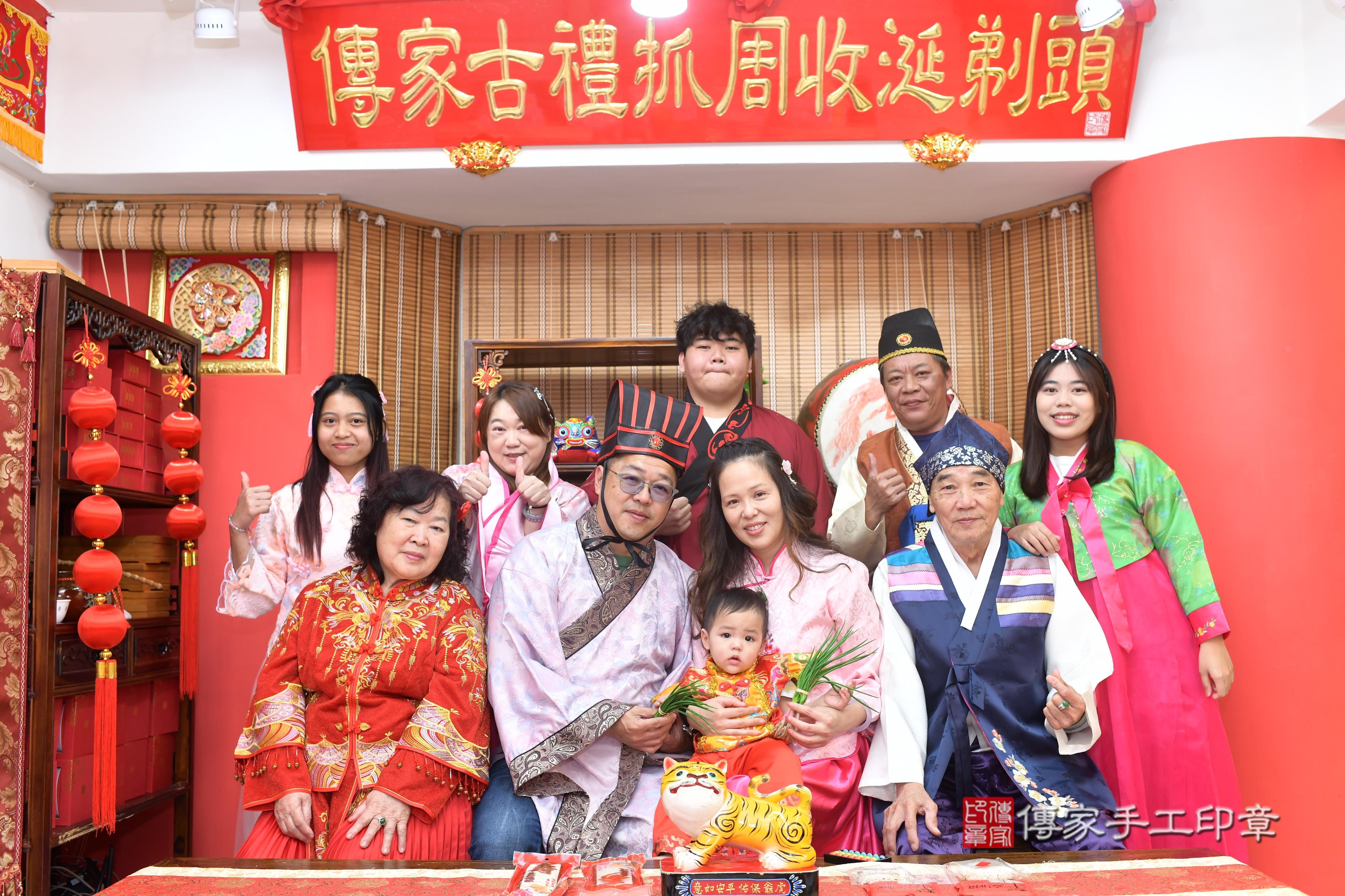 傳家手工印章高雄店、抓周、度脺、中國風會場、傳家嬰兒古禮、吉祥話、抓周道具物品24種、拍照。抓周證書。寶寶抓周、滿周歲、生日快樂、祝福