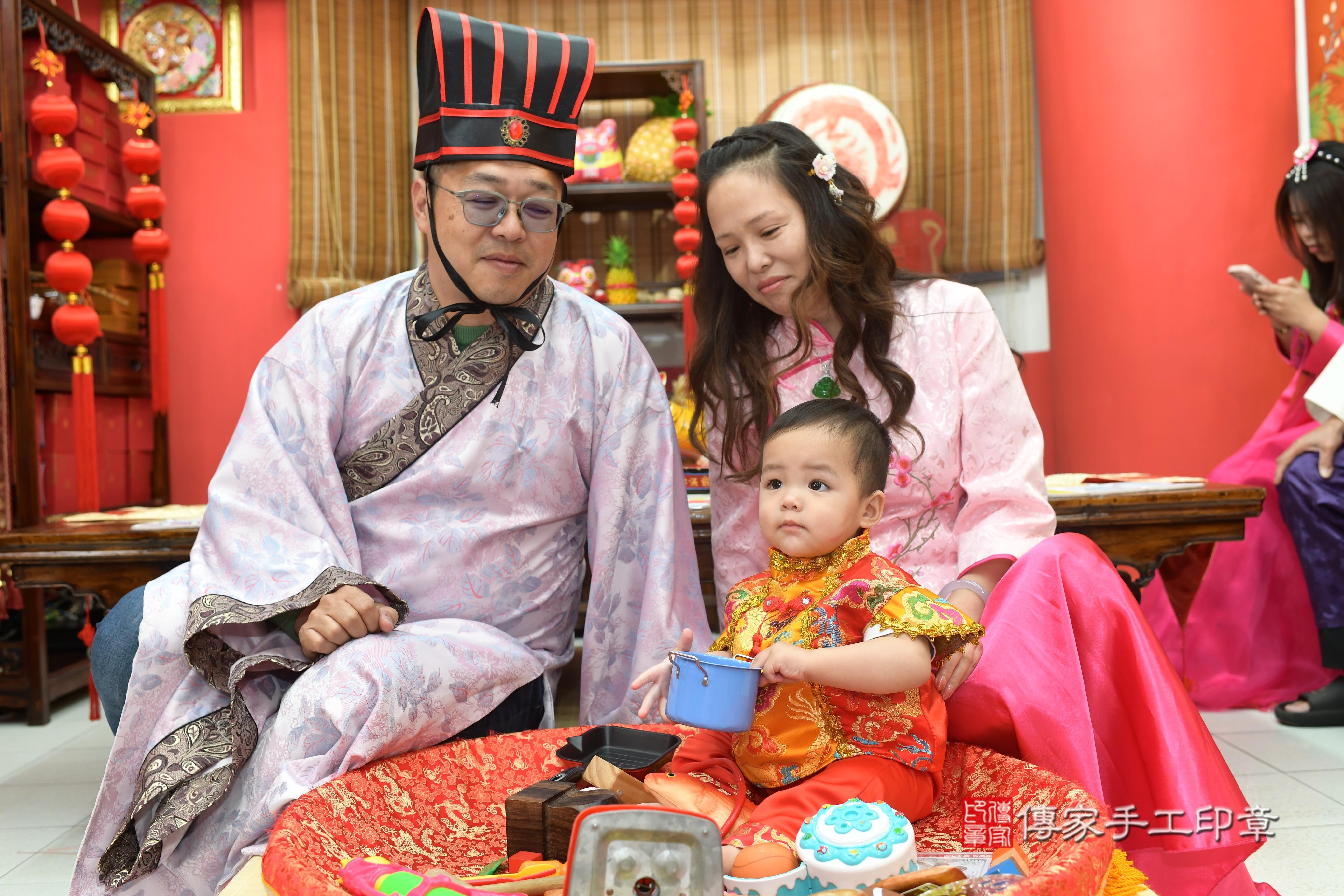 傳家手工印章高雄店、抓周、度脺、中國風會場、傳家嬰兒古禮、吉祥話、抓周道具物品24種、拍照。抓周證書。寶寶抓周、滿周歲、生日快樂、祝福