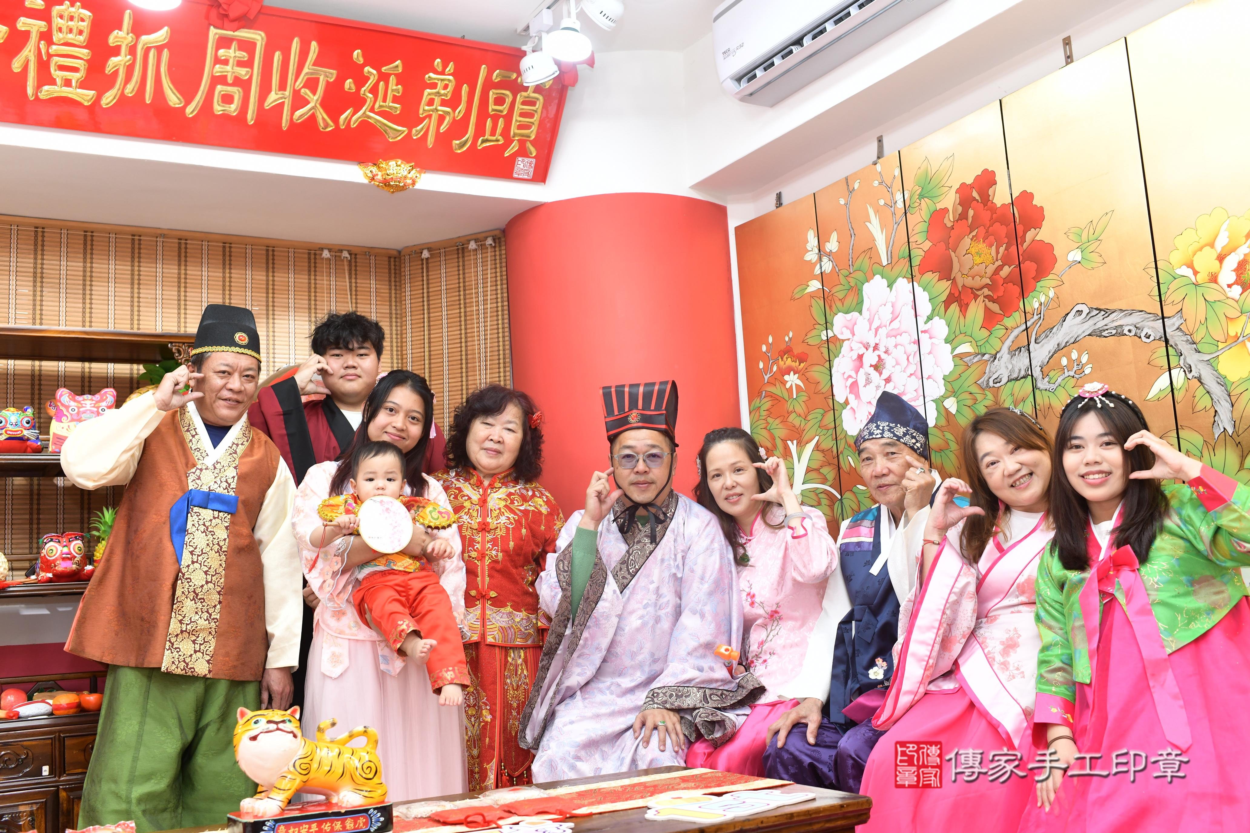 傳家手工印章高雄店、抓周、度脺、中國風會場、傳家嬰兒古禮、吉祥話、抓周道具物品24種、拍照。抓周證書。寶寶抓周、滿周歲、生日快樂、祝福