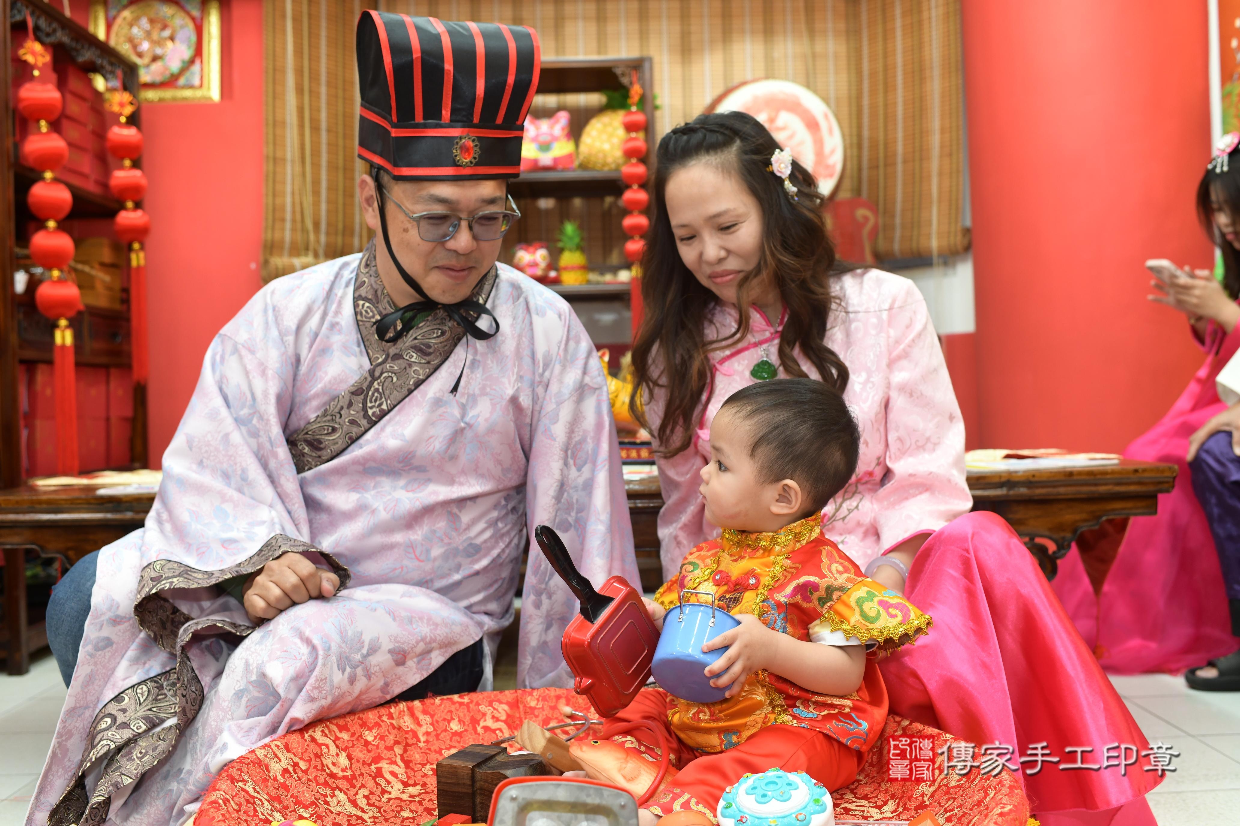 傳家手工印章高雄店、抓周、度脺、中國風會場、傳家嬰兒古禮、吉祥話、抓周道具物品24種、拍照。抓周證書。寶寶抓周、滿周歲、生日快樂、祝福