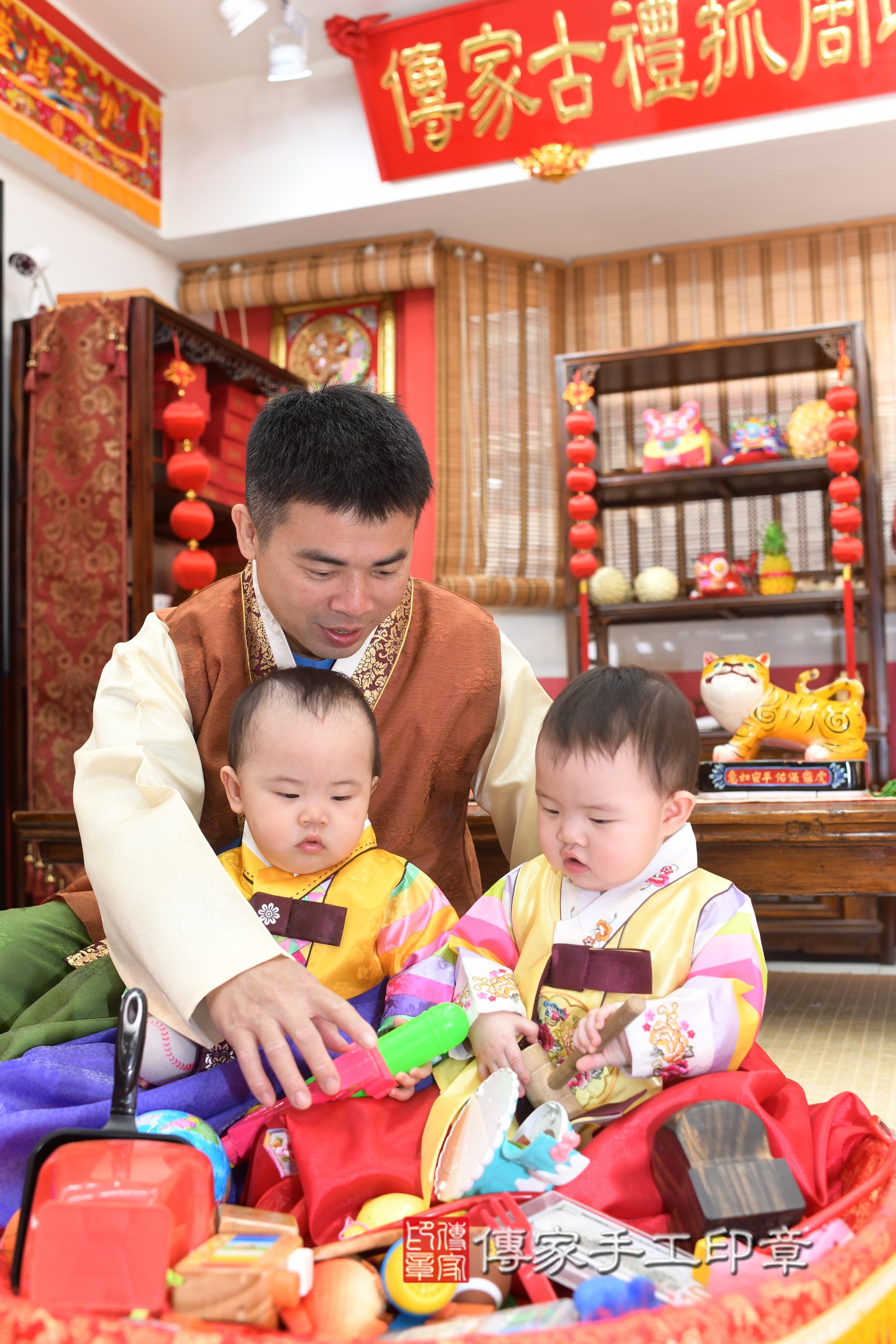 傳家手工印章高雄店、抓周、度脺、中國風會場、傳家嬰兒古禮、吉祥話、抓周道具物品24種、拍照。抓周證書。寶寶抓周、滿周歲、生日快樂、祝福