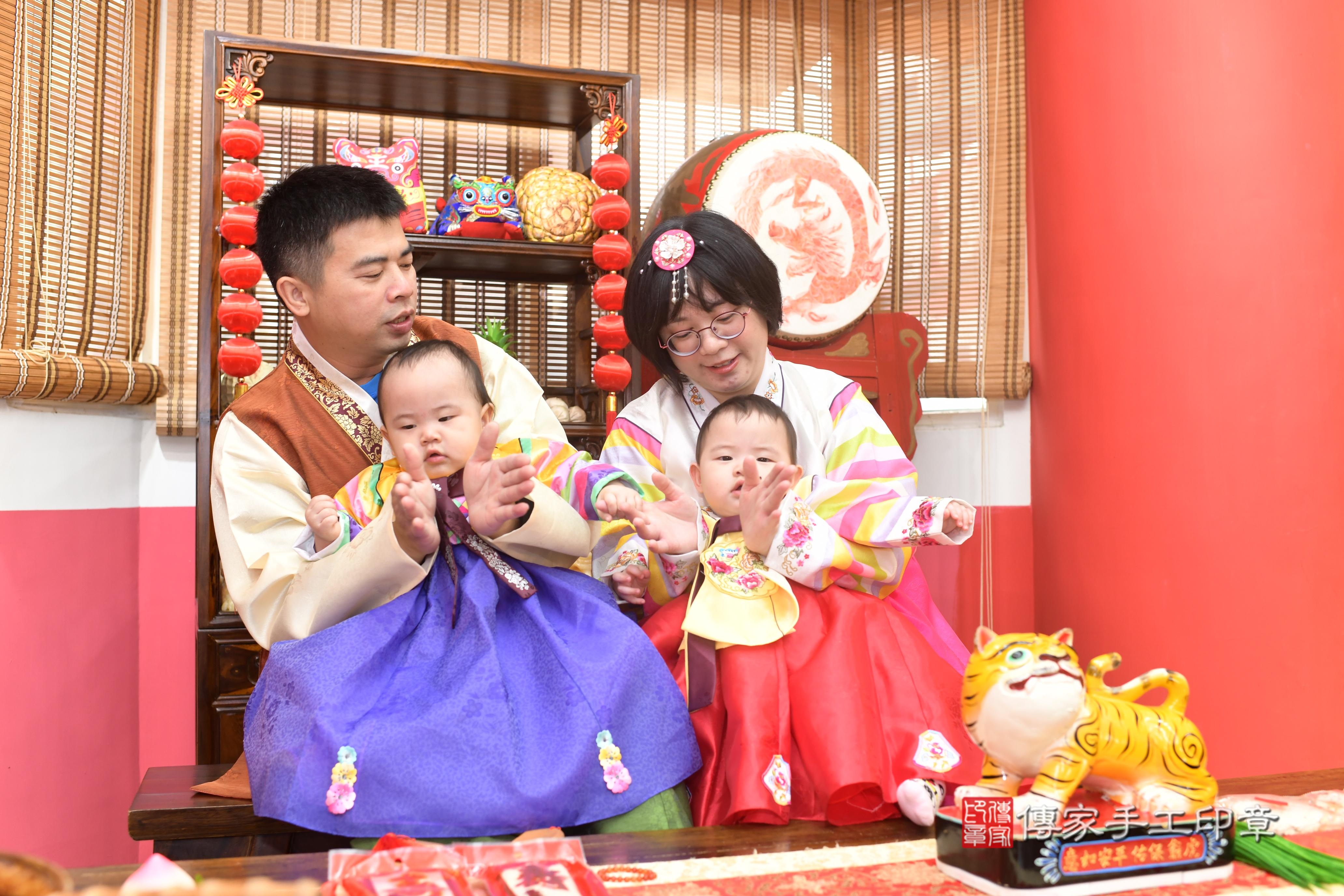 傳家手工印章高雄店、抓周、度脺、中國風會場、傳家嬰兒古禮、吉祥話、抓周道具物品24種、拍照。抓周證書。寶寶抓周、滿周歲、生日快樂、祝福