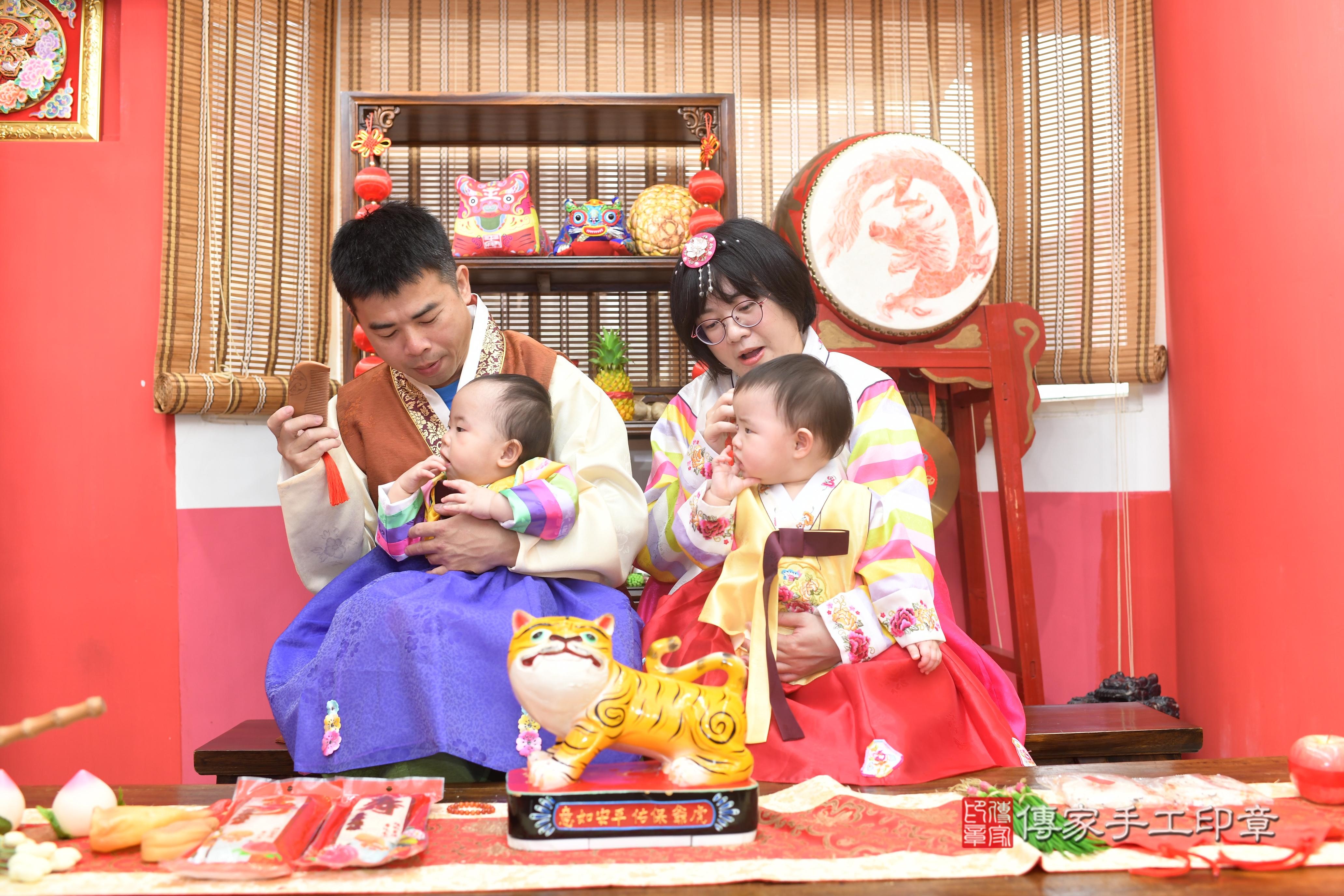 傳家手工印章高雄店、抓周、度脺、中國風會場、傳家嬰兒古禮、吉祥話、抓周道具物品24種、拍照。抓周證書。寶寶抓周、滿周歲、生日快樂、祝福