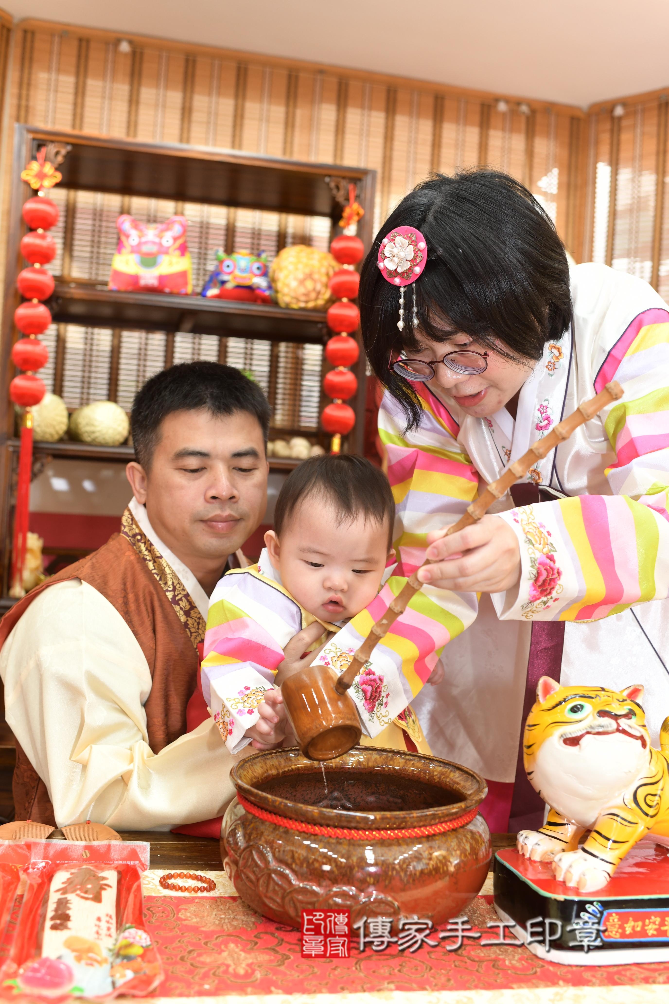 傳家手工印章高雄店、抓周、度脺、中國風會場、傳家嬰兒古禮、吉祥話、抓周道具物品24種、拍照。抓周證書。寶寶抓周、滿周歲、生日快樂、祝福