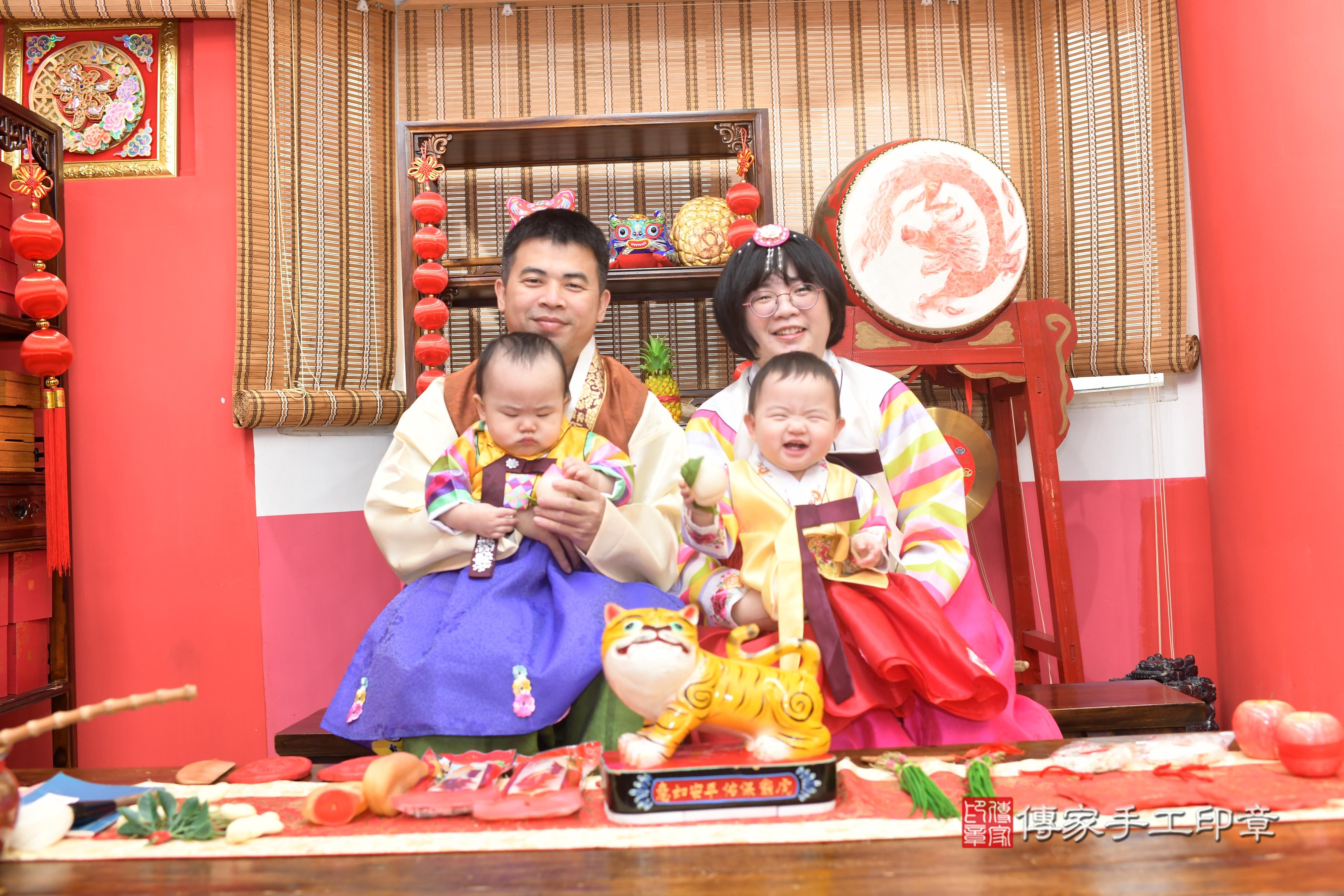 傳家手工印章高雄店、抓周、度脺、中國風會場、傳家嬰兒古禮、吉祥話、抓周道具物品24種、拍照。抓周證書。寶寶抓周、滿周歲、生日快樂、祝福