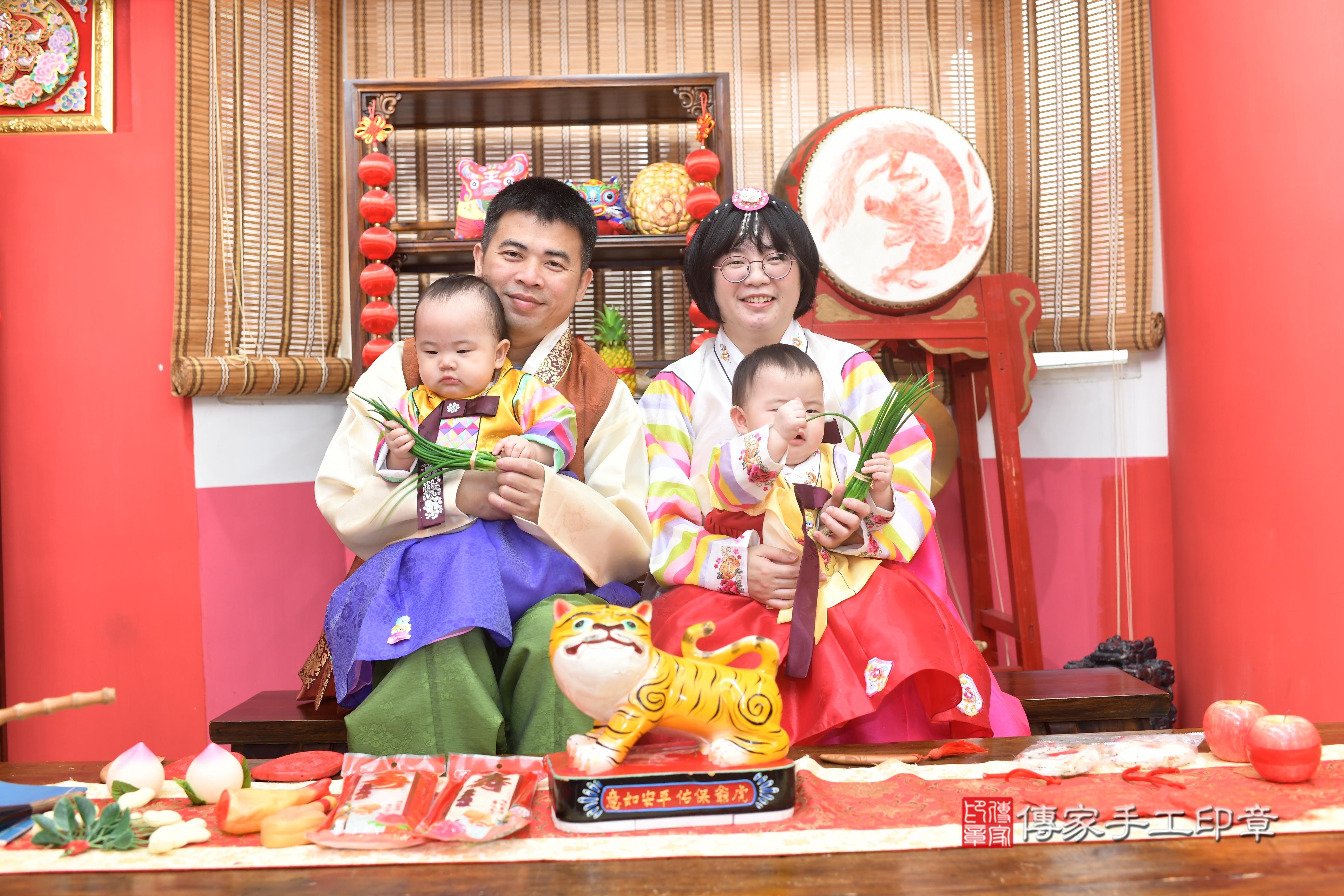 傳家手工印章高雄店、抓周、度脺、中國風會場、傳家嬰兒古禮、吉祥話、抓周道具物品24種、拍照。抓周證書。寶寶抓周、滿周歲、生日快樂、祝福