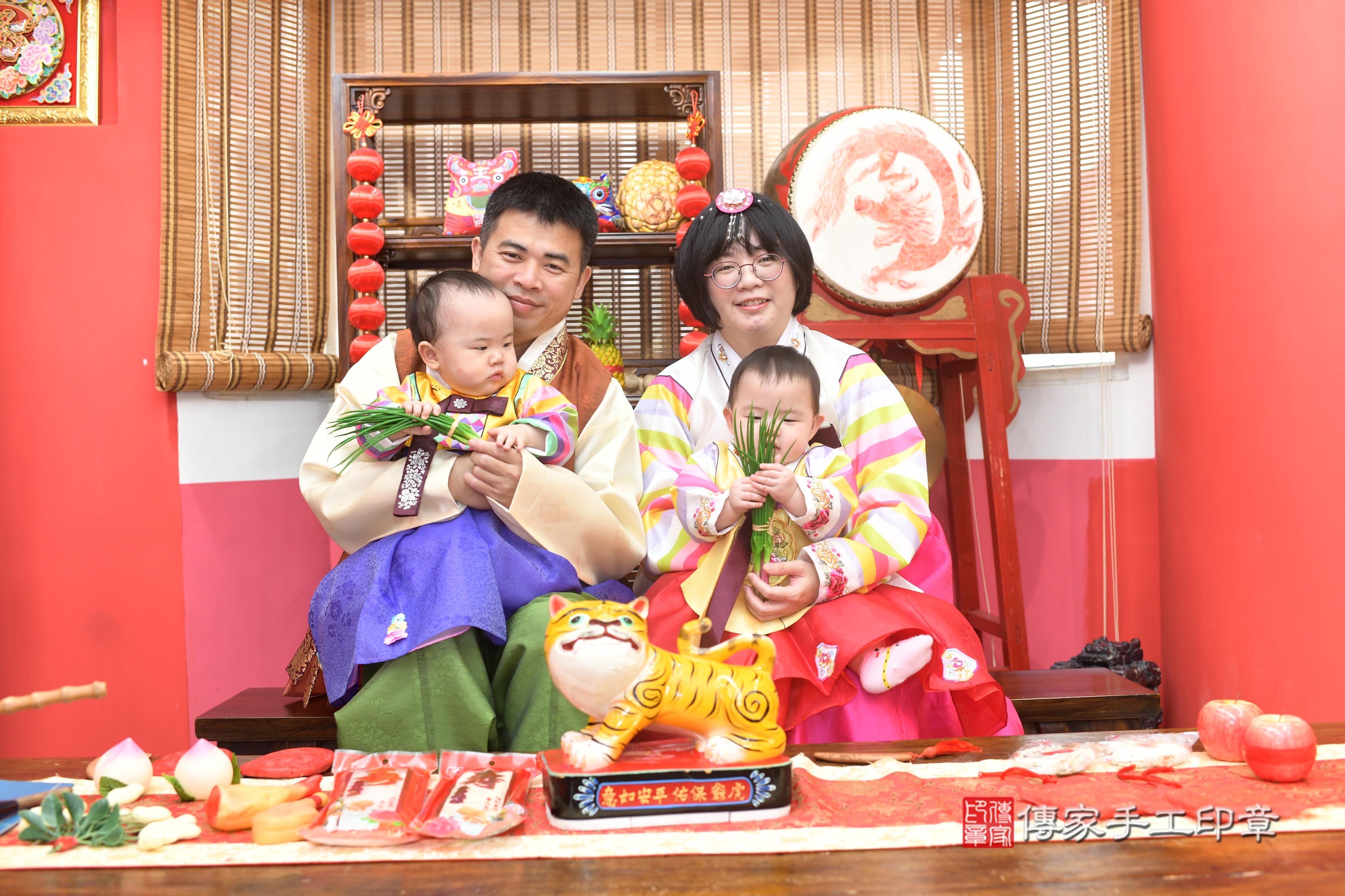 傳家手工印章高雄店、抓周、度脺、中國風會場、傳家嬰兒古禮、吉祥話、抓周道具物品24種、拍照。抓周證書。寶寶抓周、滿周歲、生日快樂、祝福