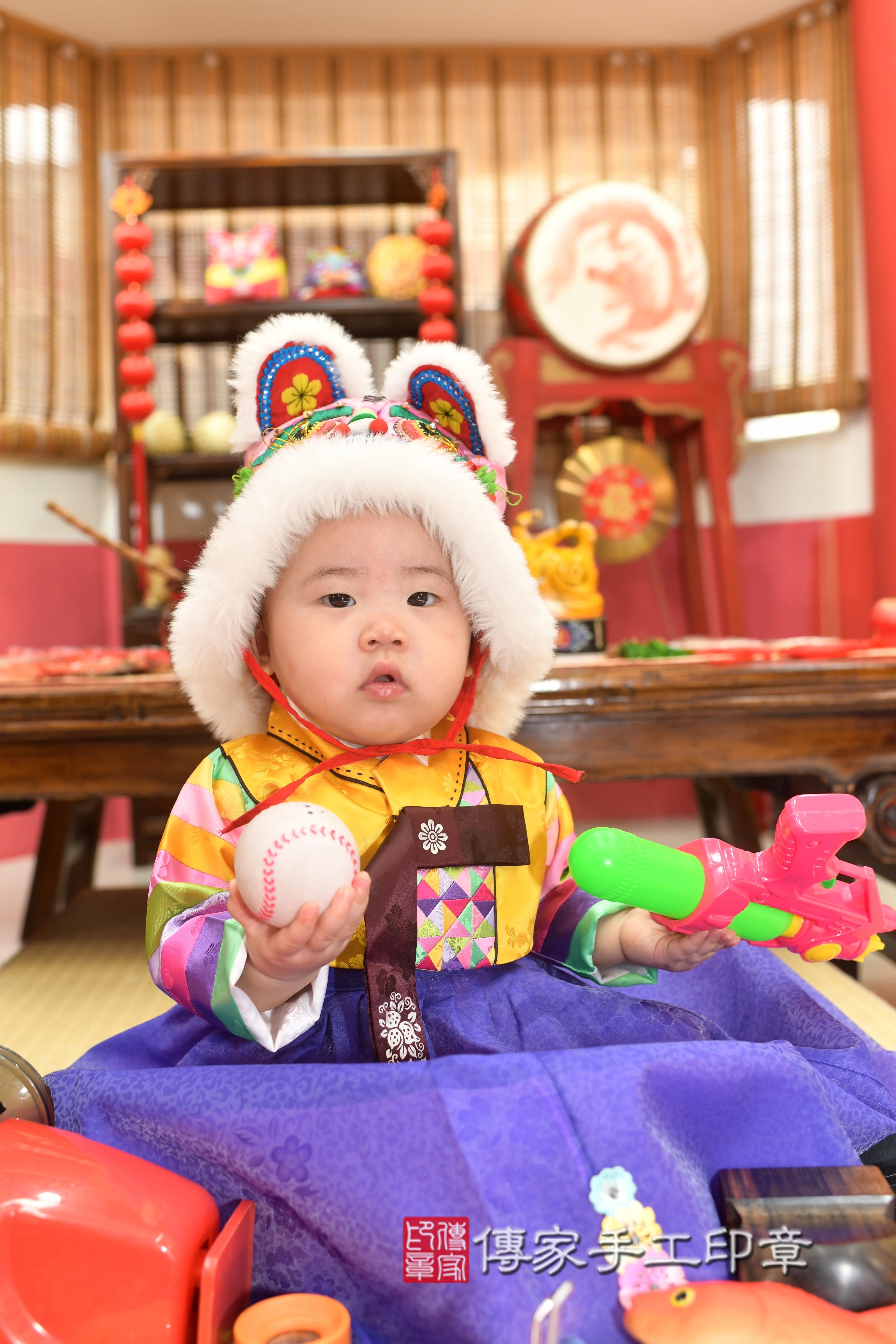 傳家手工印章高雄店、抓周、度脺、中國風會場、傳家嬰兒古禮、吉祥話、抓周道具物品24種、拍照。抓周證書。寶寶抓周、滿周歲、生日快樂、祝福