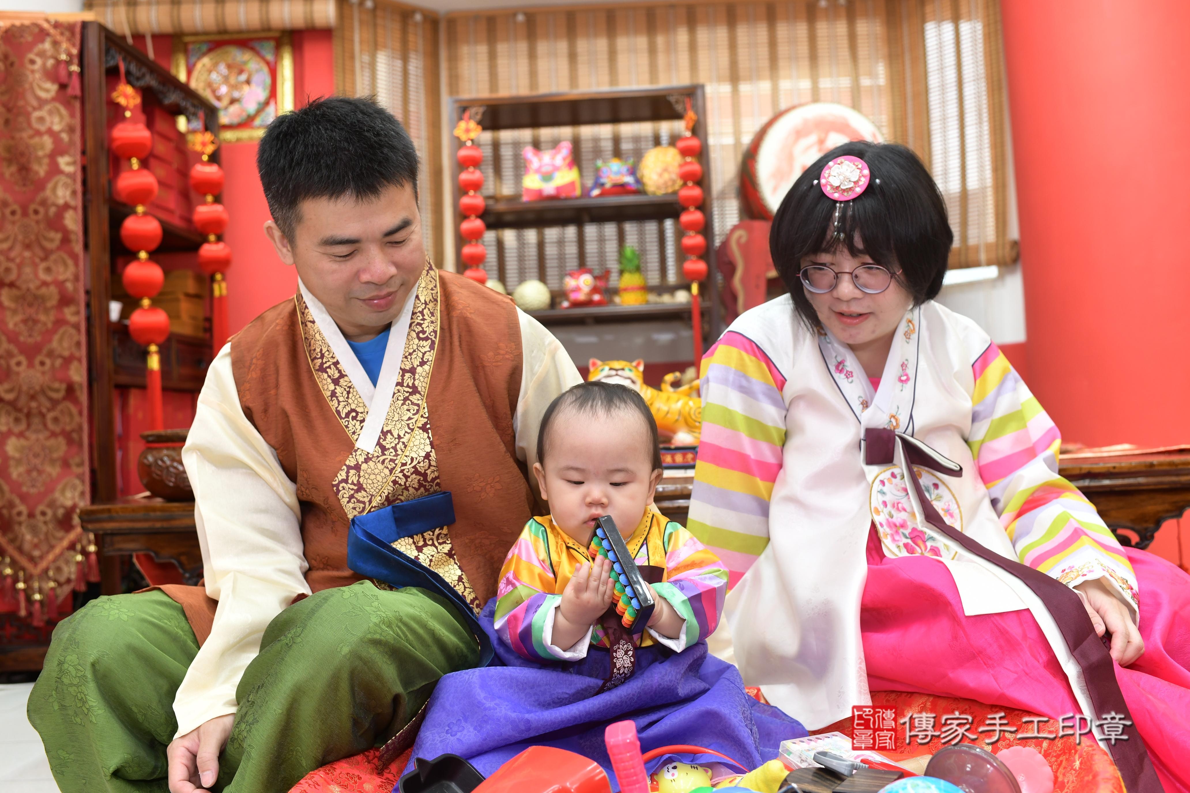 傳家手工印章高雄店、抓周、度脺、中國風會場、傳家嬰兒古禮、吉祥話、抓周道具物品24種、拍照。抓周證書。寶寶抓周、滿周歲、生日快樂、祝福