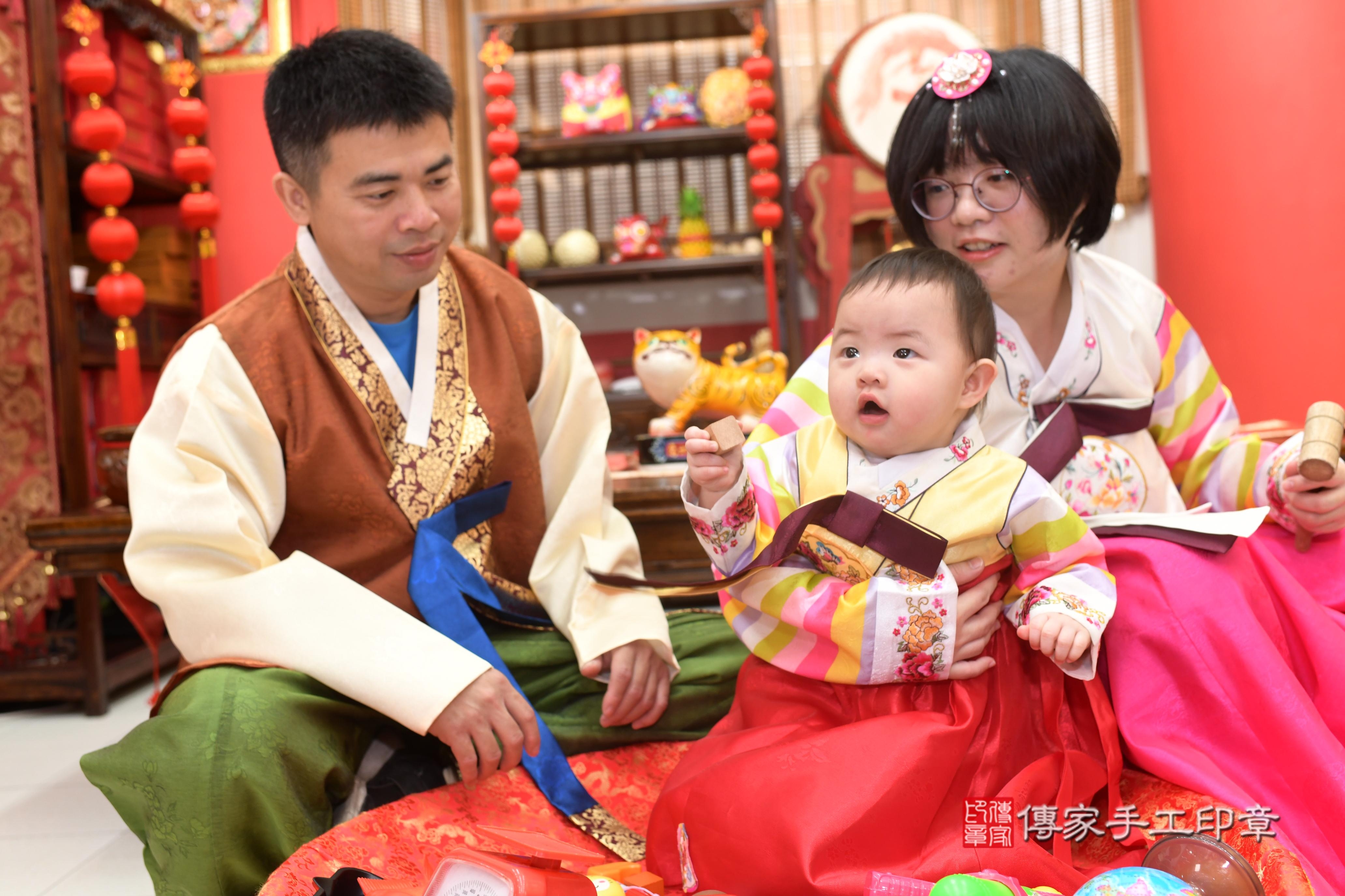 傳家手工印章高雄店、抓周、度脺、中國風會場、傳家嬰兒古禮、吉祥話、抓周道具物品24種、拍照。抓周證書。寶寶抓周、滿周歲、生日快樂、祝福