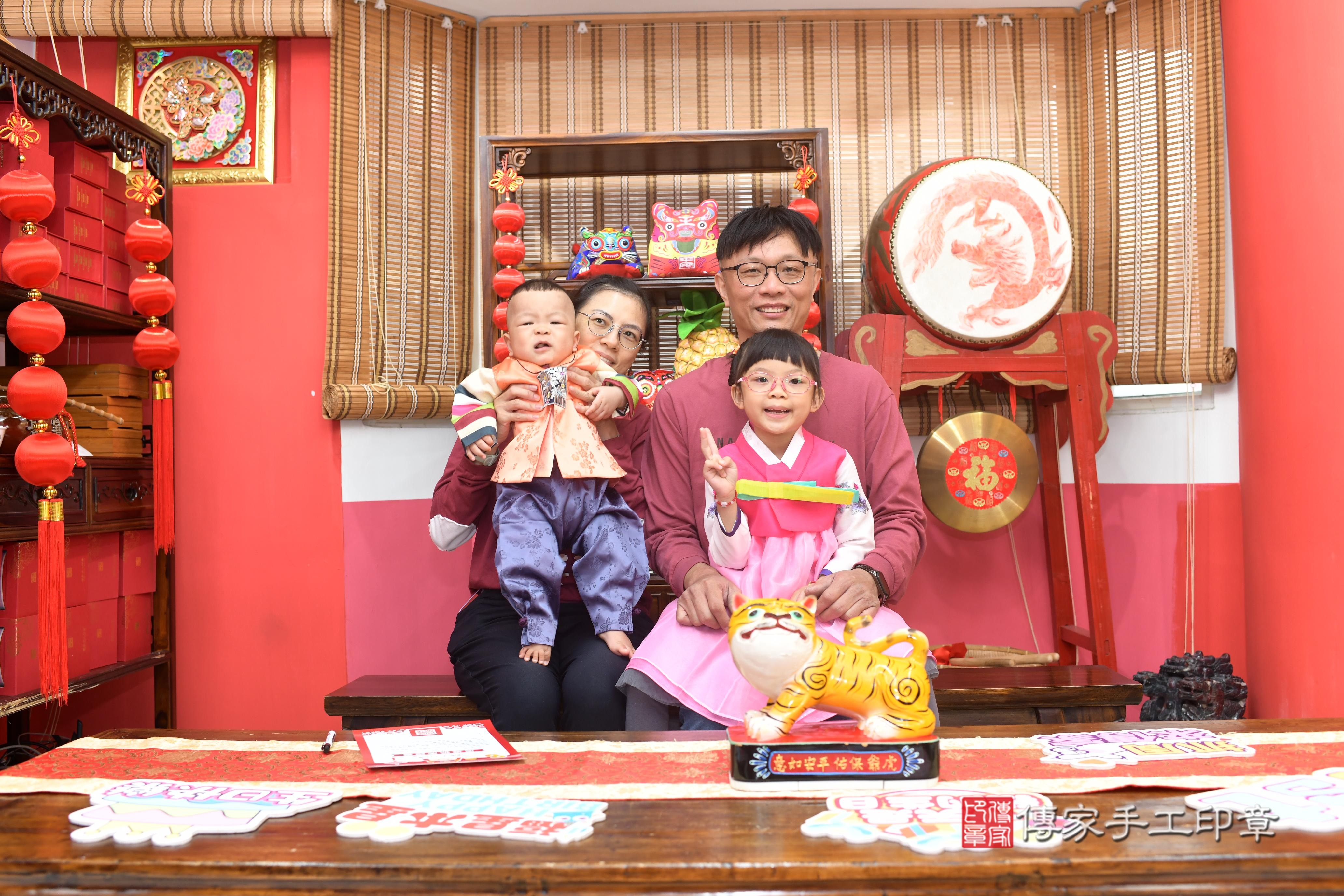 傳家手工印章高雄店、抓周、度脺、中國風會場、傳家嬰兒古禮、吉祥話、抓周道具物品24種、拍照。抓周證書。寶寶抓周、滿周歲、生日快樂、祝福