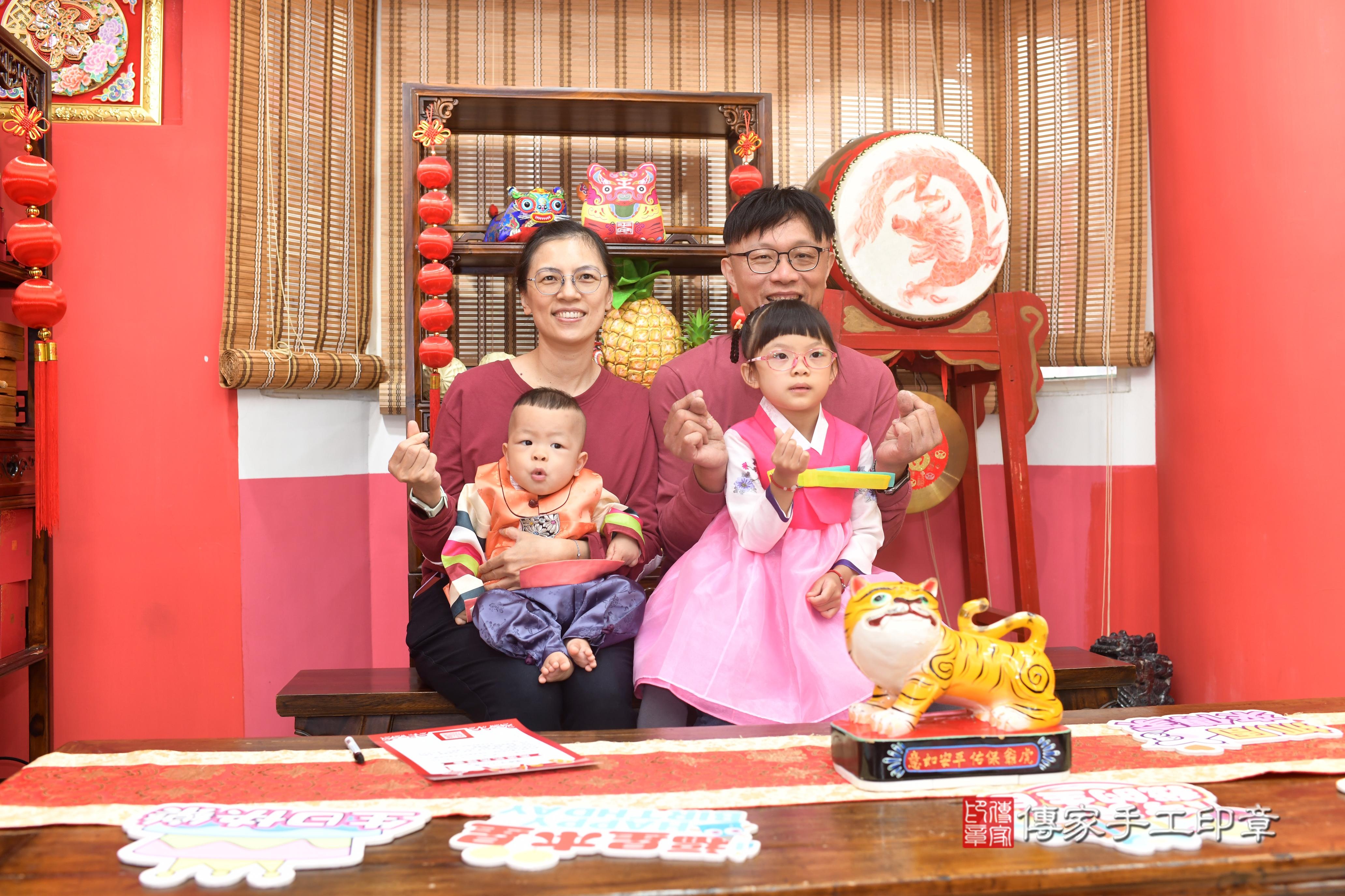 傳家手工印章高雄店、抓周、度脺、中國風會場、傳家嬰兒古禮、吉祥話、抓周道具物品24種、拍照。抓周證書。寶寶抓周、滿周歲、生日快樂、祝福