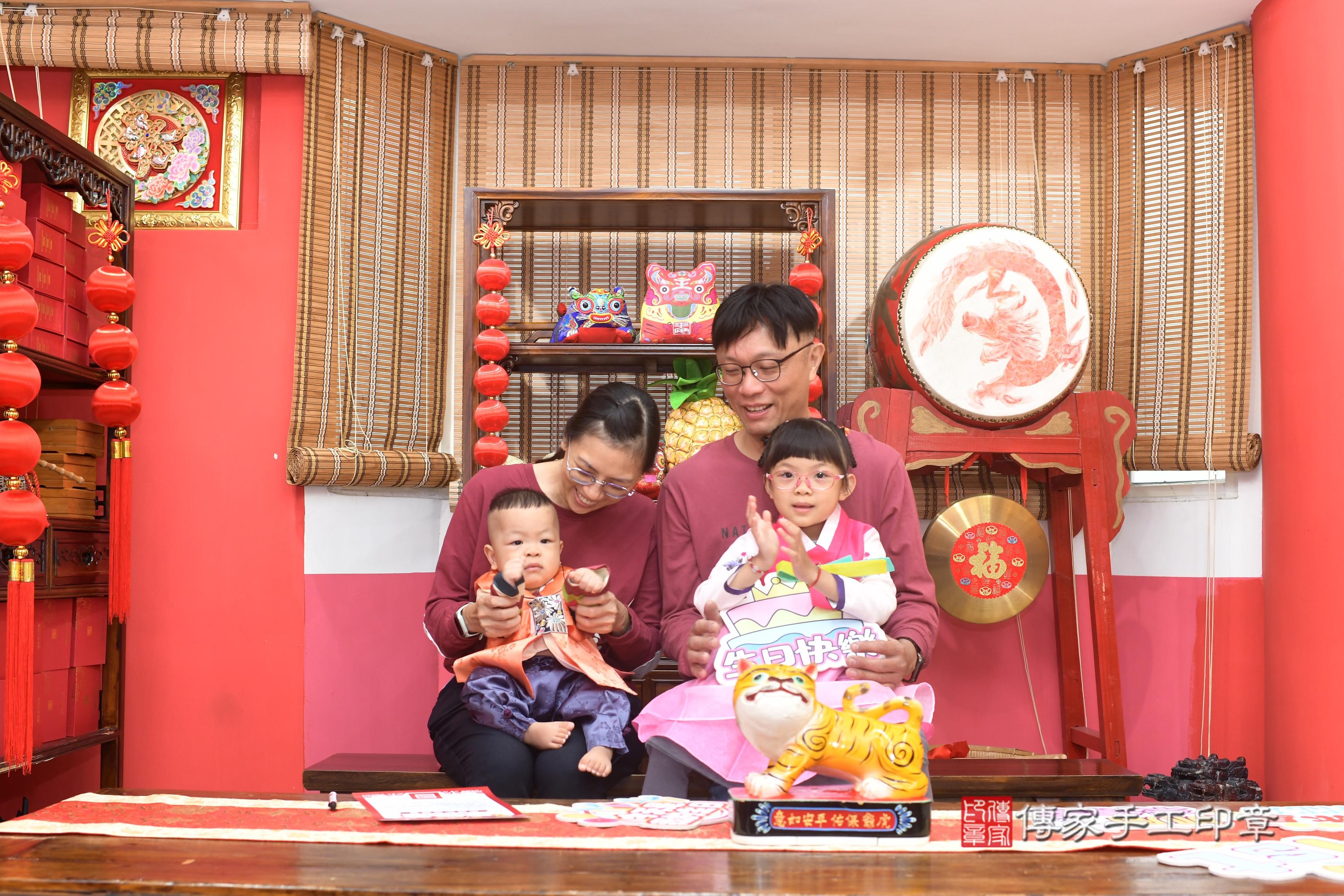 傳家手工印章高雄店、抓周、度脺、中國風會場、傳家嬰兒古禮、吉祥話、抓周道具物品24種、拍照。抓周證書。寶寶抓周、滿周歲、生日快樂、祝福