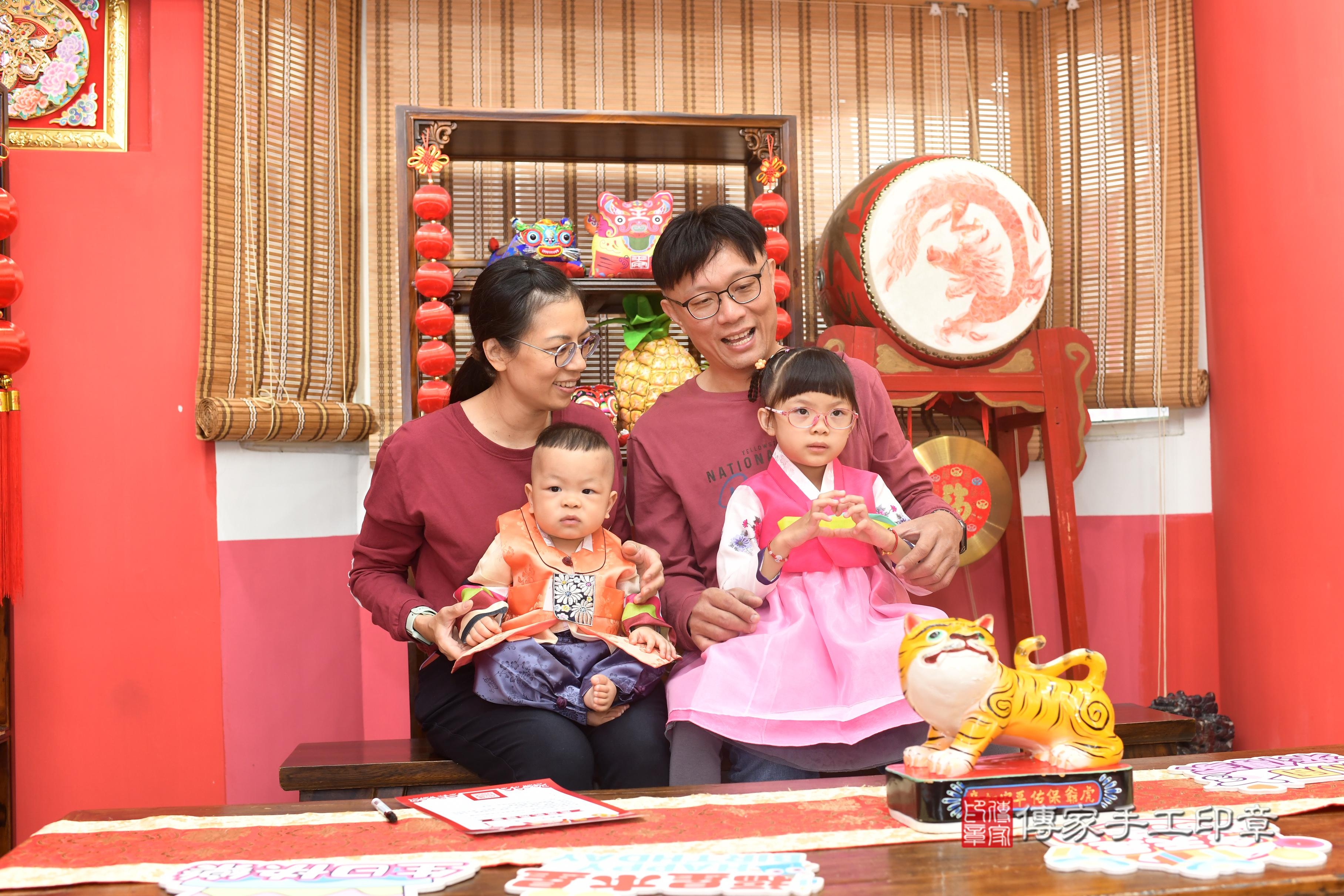 傳家手工印章高雄店、抓周、度脺、中國風會場、傳家嬰兒古禮、吉祥話、抓周道具物品24種、拍照。抓周證書。寶寶抓周、滿周歲、生日快樂、祝福