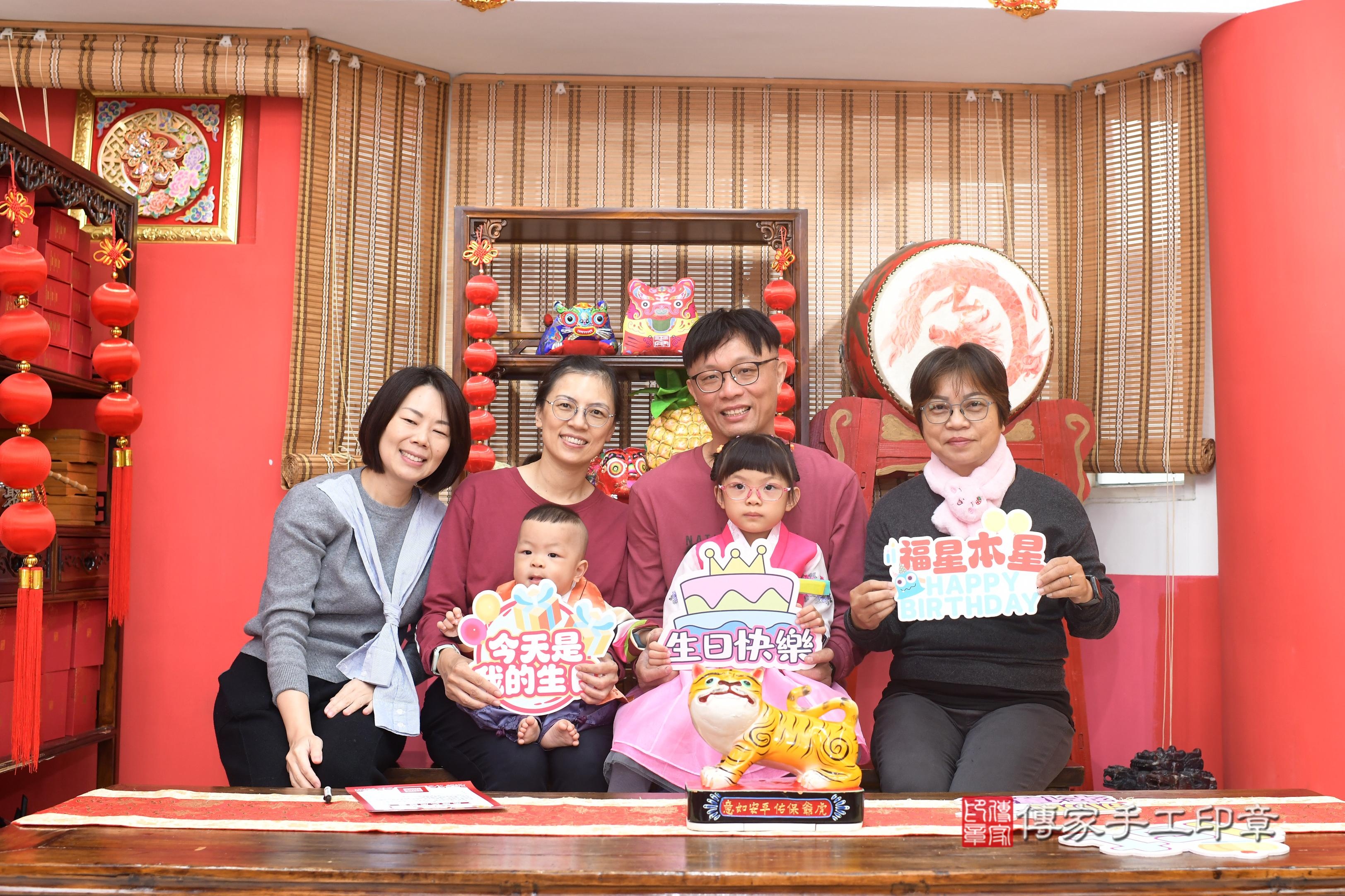 傳家手工印章高雄店、抓周、度脺、中國風會場、傳家嬰兒古禮、吉祥話、抓周道具物品24種、拍照。抓周證書。寶寶抓周、滿周歲、生日快樂、祝福