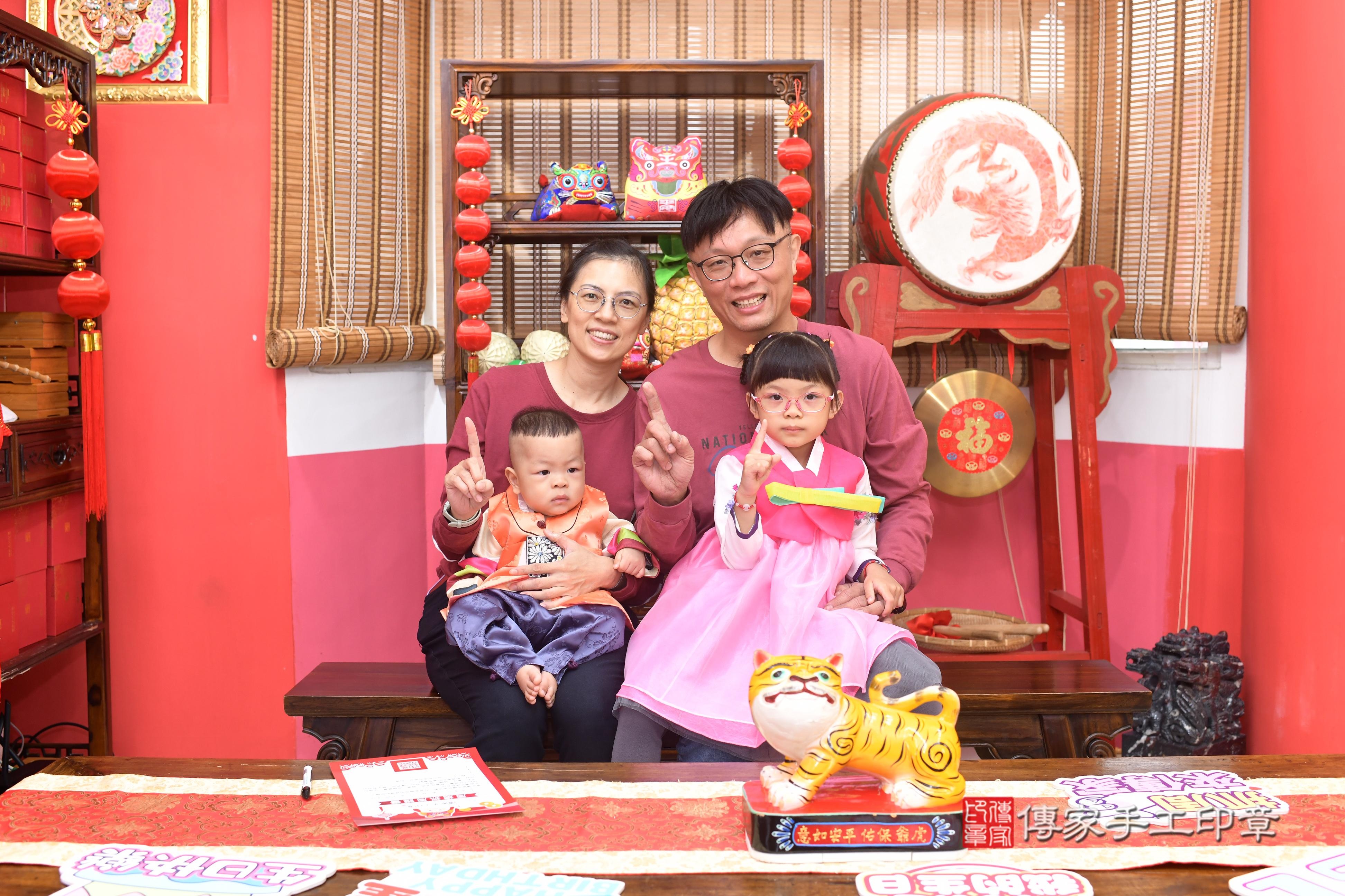 傳家手工印章高雄店、抓周、度脺、中國風會場、傳家嬰兒古禮、吉祥話、抓周道具物品24種、拍照。抓周證書。寶寶抓周、滿周歲、生日快樂、祝福