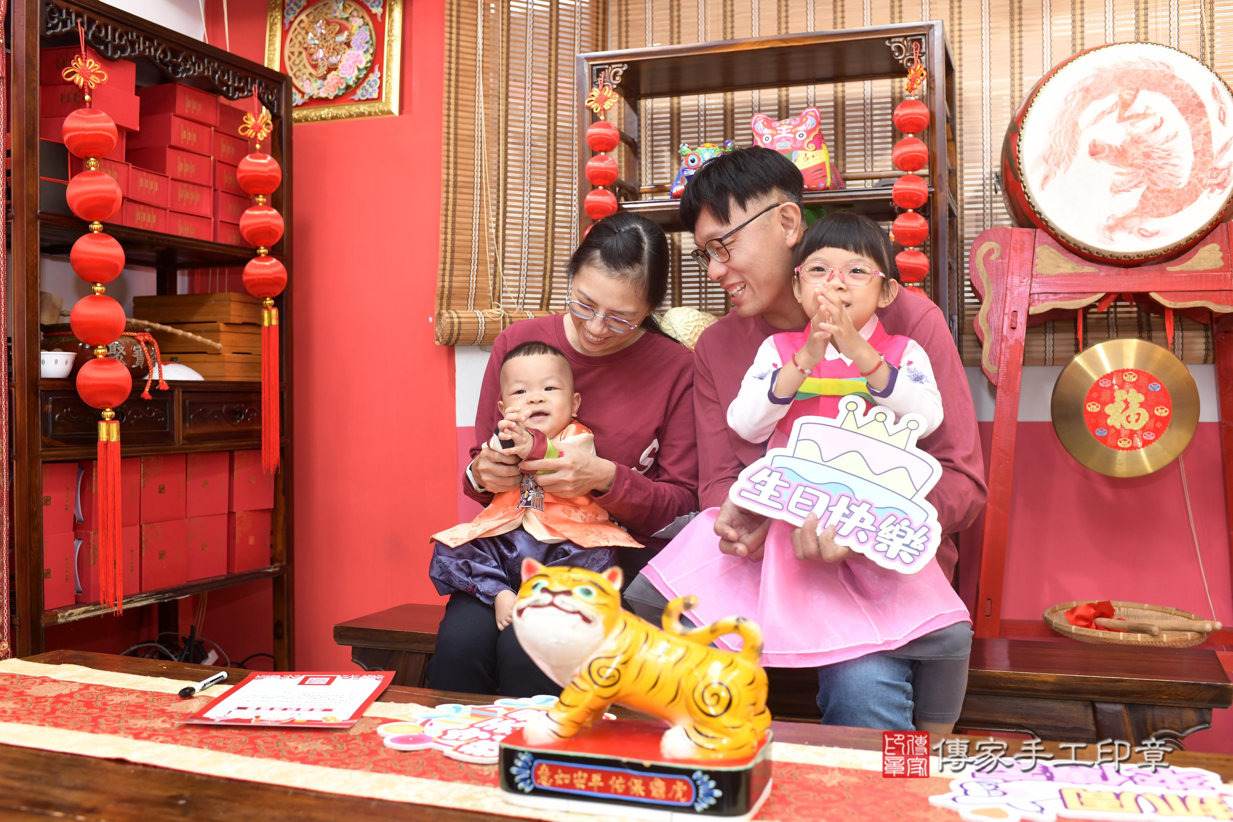 傳家手工印章高雄店、抓周、度脺、中國風會場、傳家嬰兒古禮、吉祥話、抓周道具物品24種、拍照。抓周證書。寶寶抓周、滿周歲、生日快樂、祝福