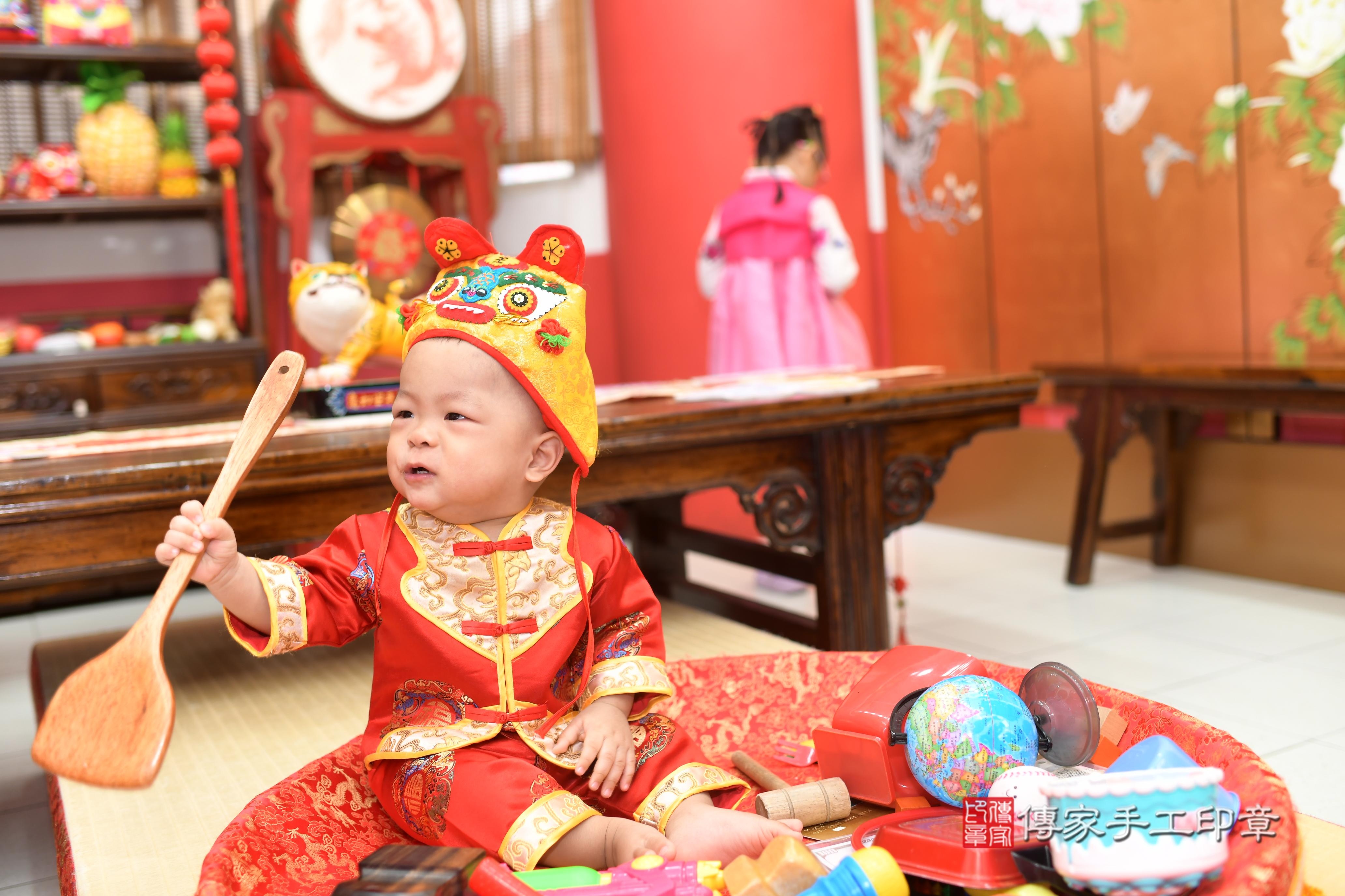 傳家手工印章高雄店、抓周、度脺、中國風會場、傳家嬰兒古禮、吉祥話、抓周道具物品24種、拍照。抓周證書。寶寶抓周、滿周歲、生日快樂、祝福